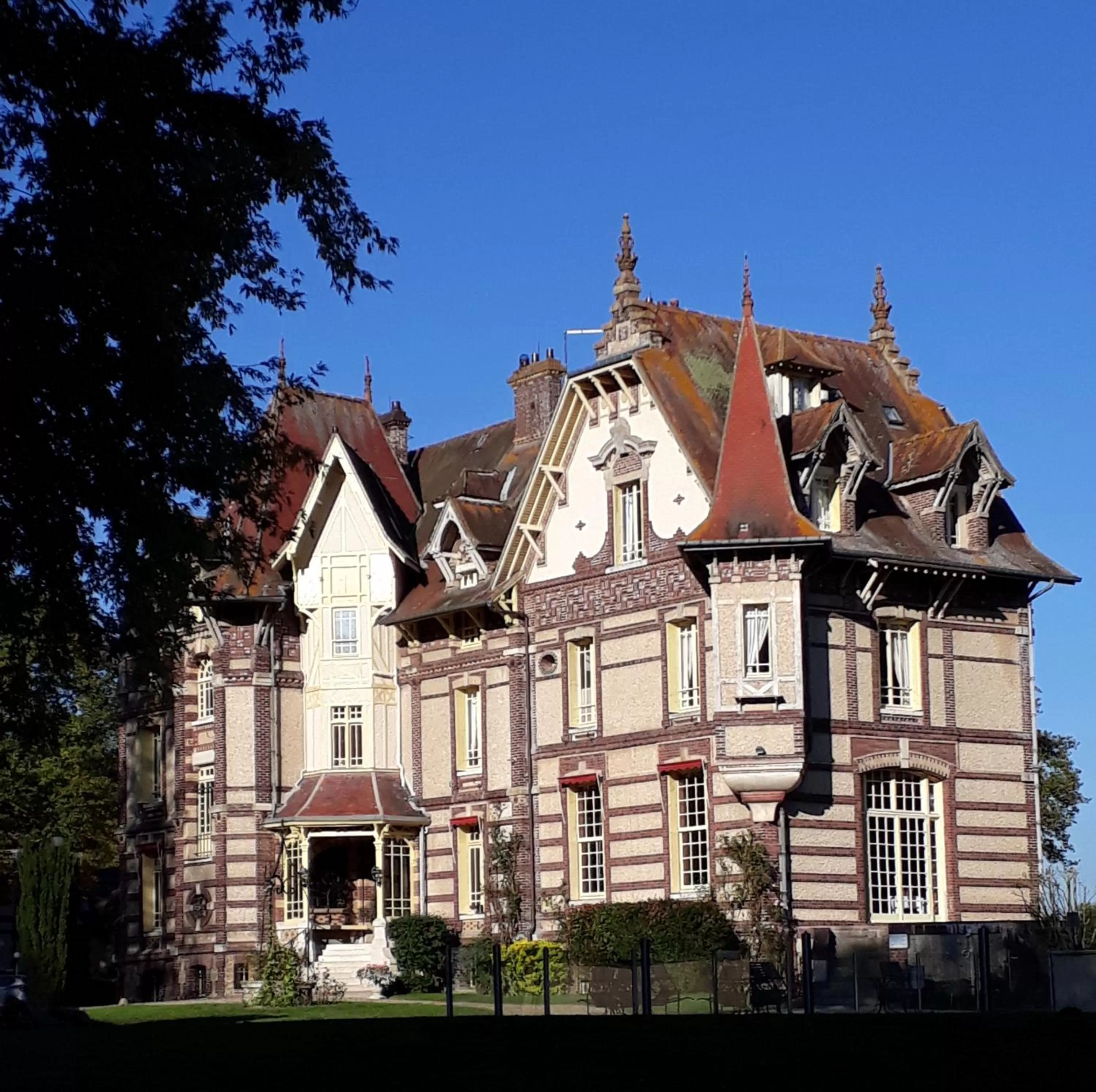 Property building in Château de la Râpée Hôtel restaurant