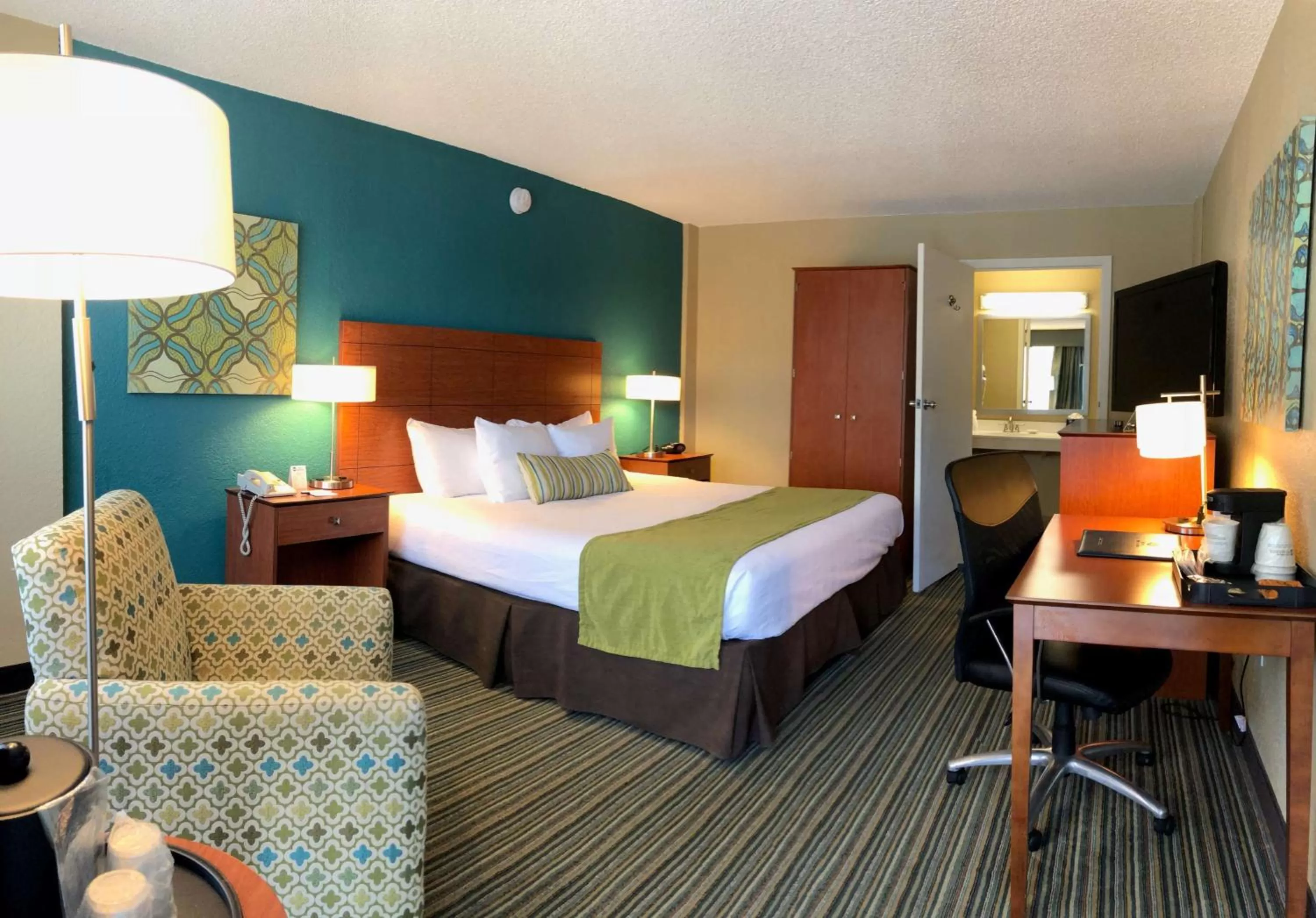 Photo of the whole room, Bed in Best Western On The Bay Inn & Marina