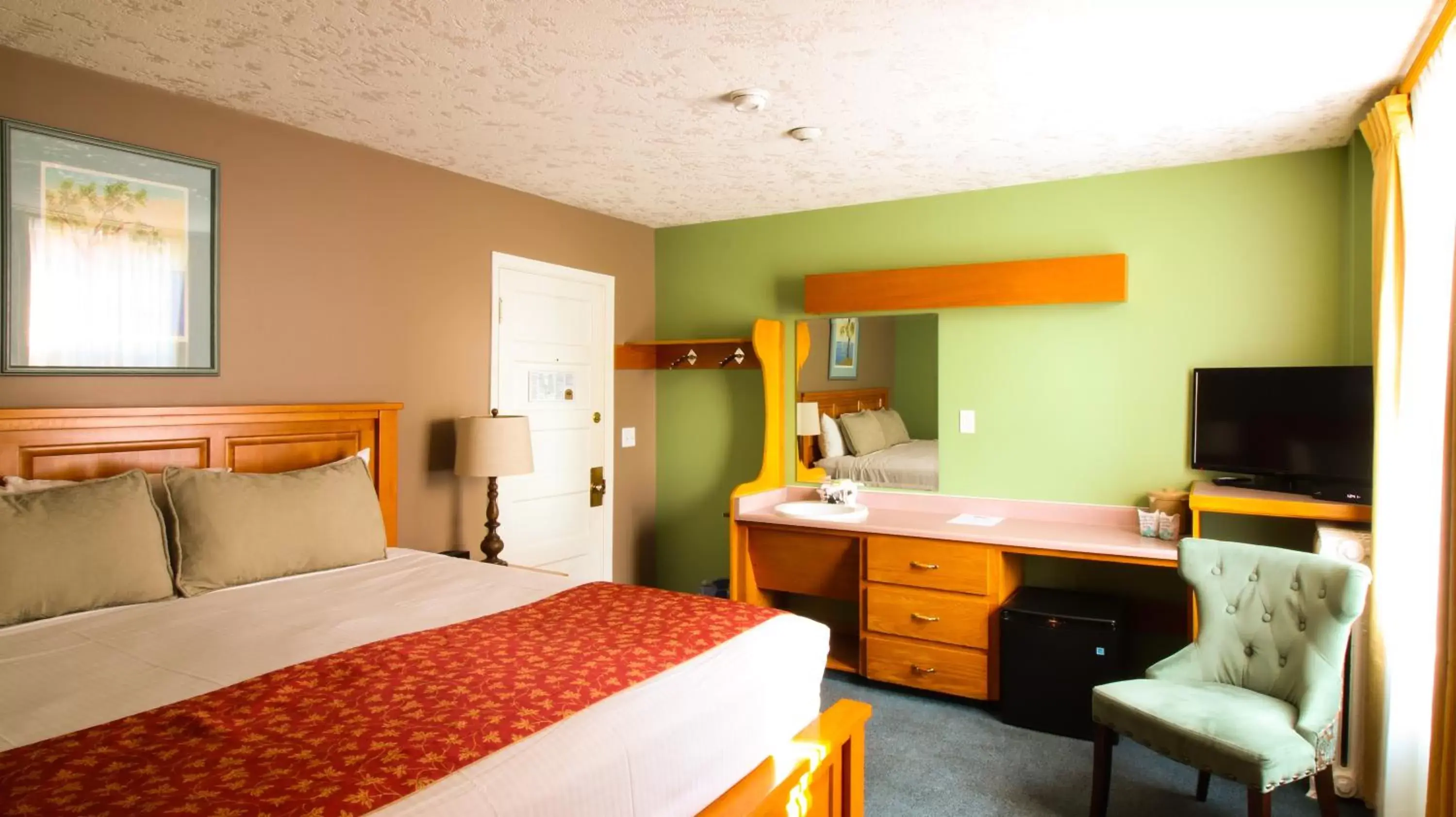 Bed in James Bay Inn Hotel, Suites & Cottage