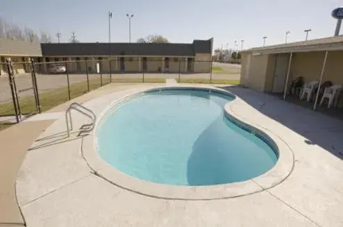 Swimming Pool in Americas Best Value Inn Giddings