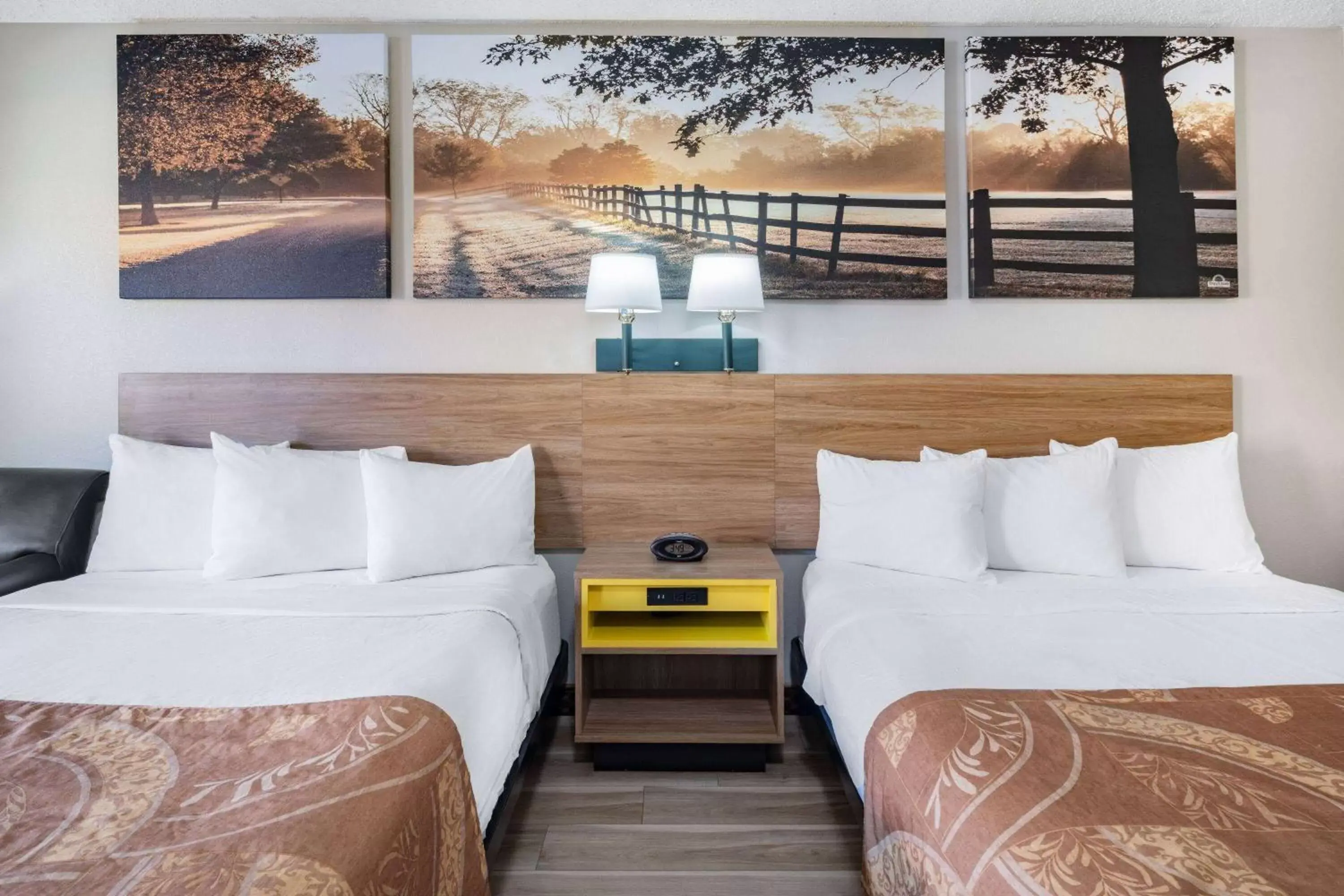 Photo of the whole room, Bed in Days Inn by Wyndham Macon I-475 Photo of the whole room, Bed in Days Inn by Wyndham Macon I-475