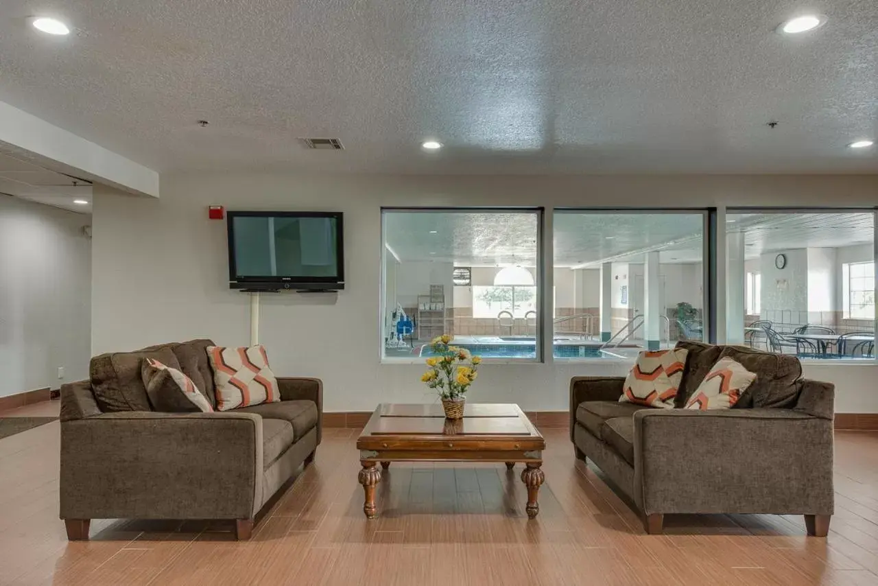 Seating Area in Microtel Inn & Suites by Wyndham Oklahoma City Airport