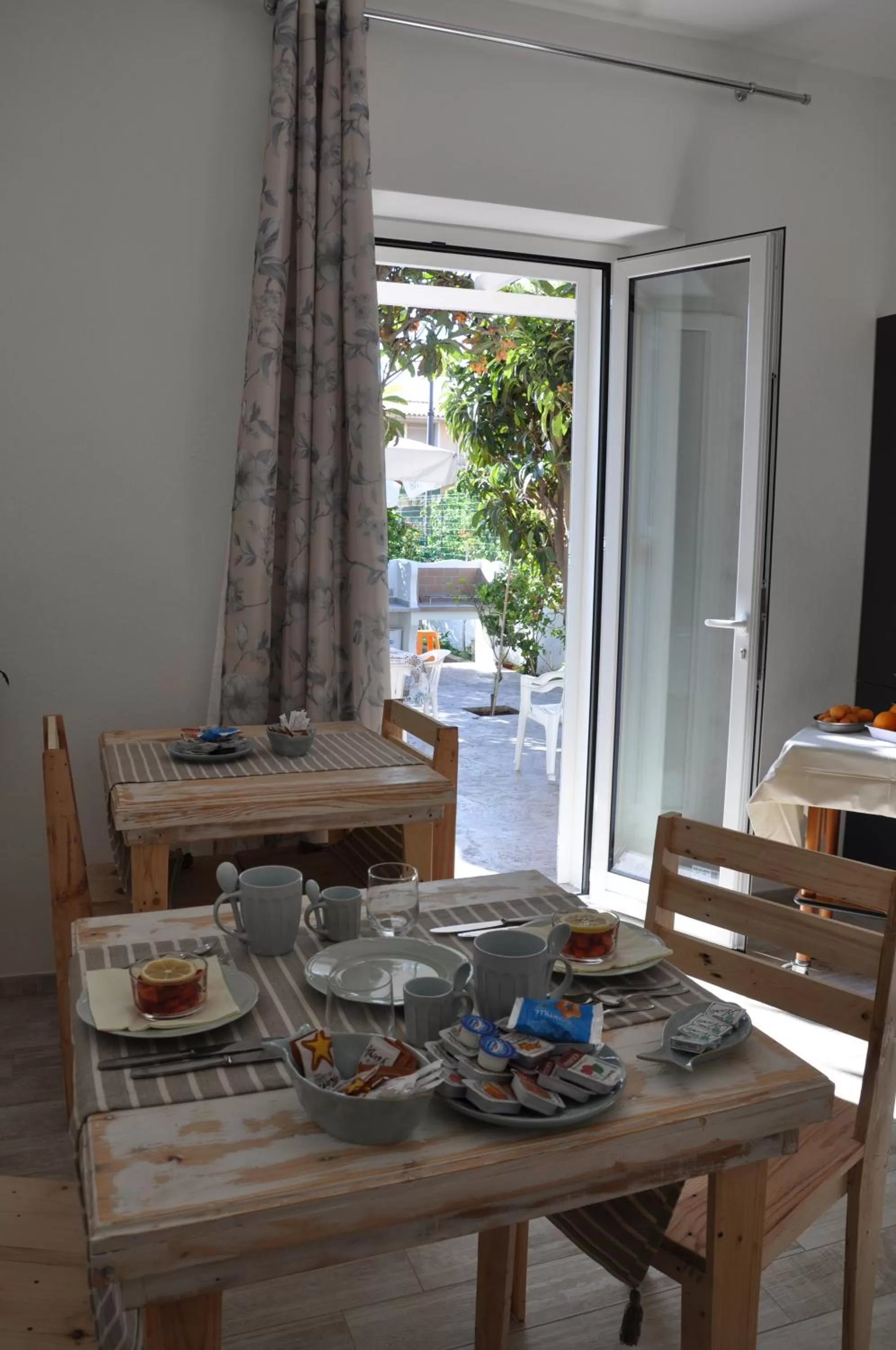 Breakfast in B&B Les Chambres Rooms & Suite