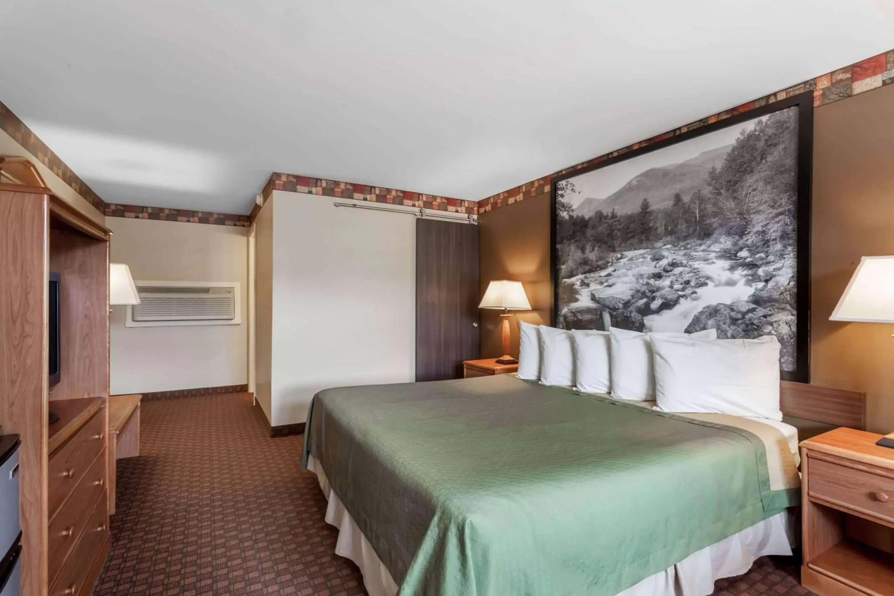 Photo of the whole room, Bed in Super 8 by Wyndham Lake George/Downtown