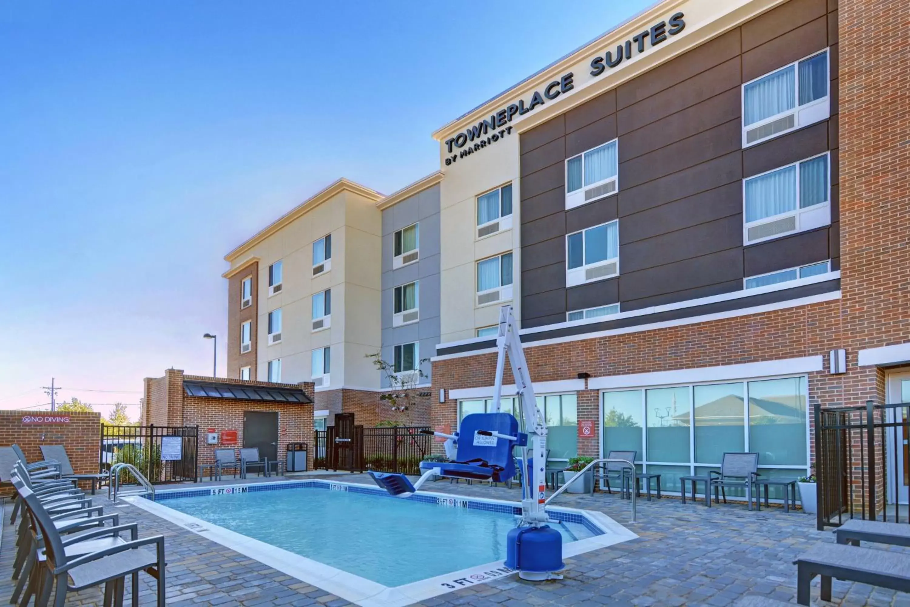 Swimming pool, Property Building in TownePlace Suites by Marriott Jackson Airport/Flowood