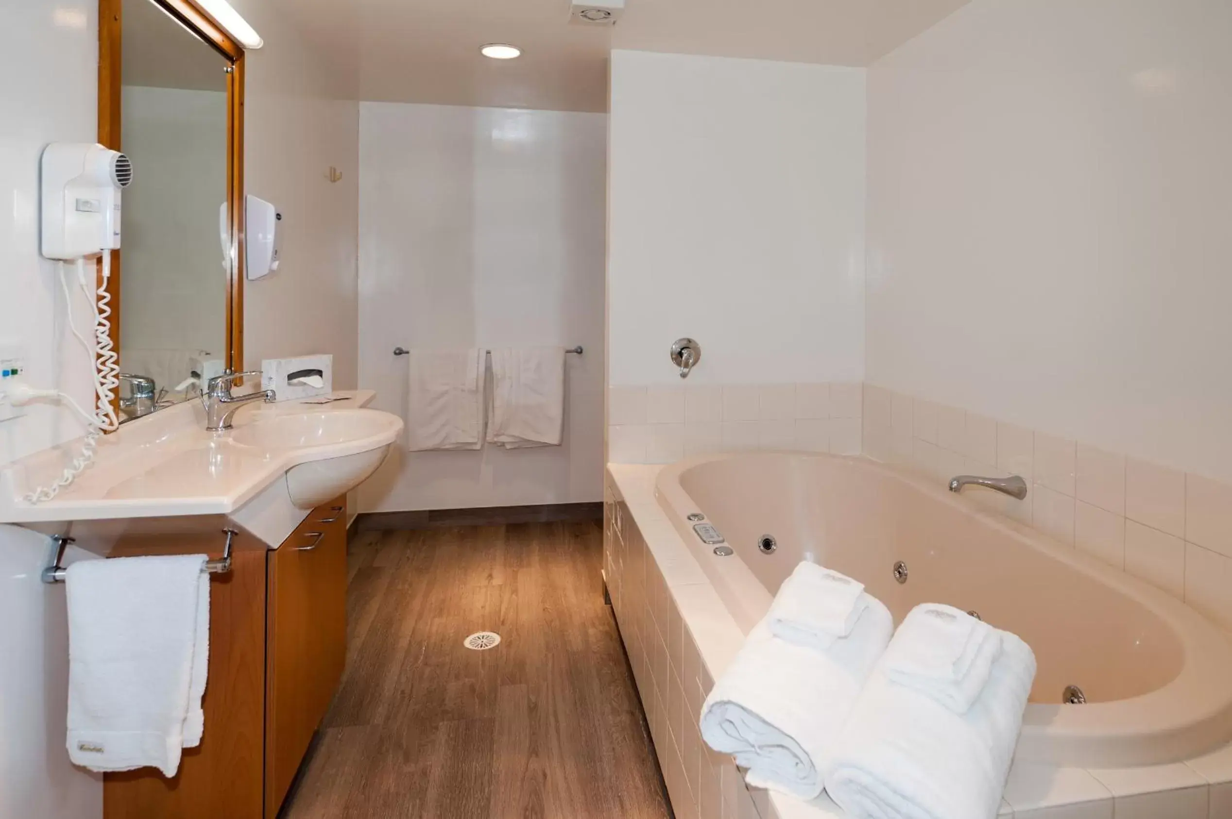 Shower, Bathroom in Country Glen Lodge