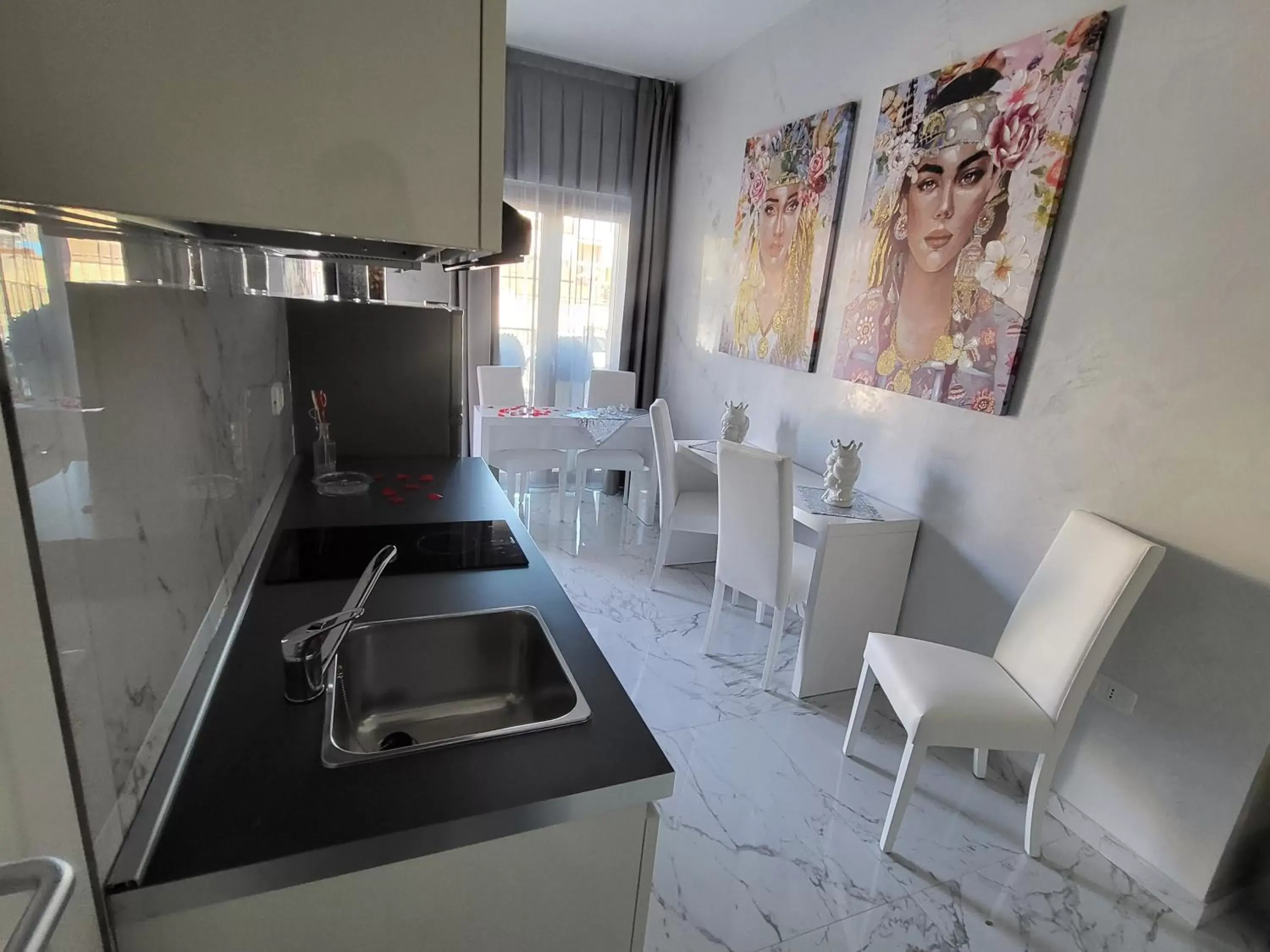 Dining area, Kitchen/Kitchenette in B&B Luxury Room & SPA