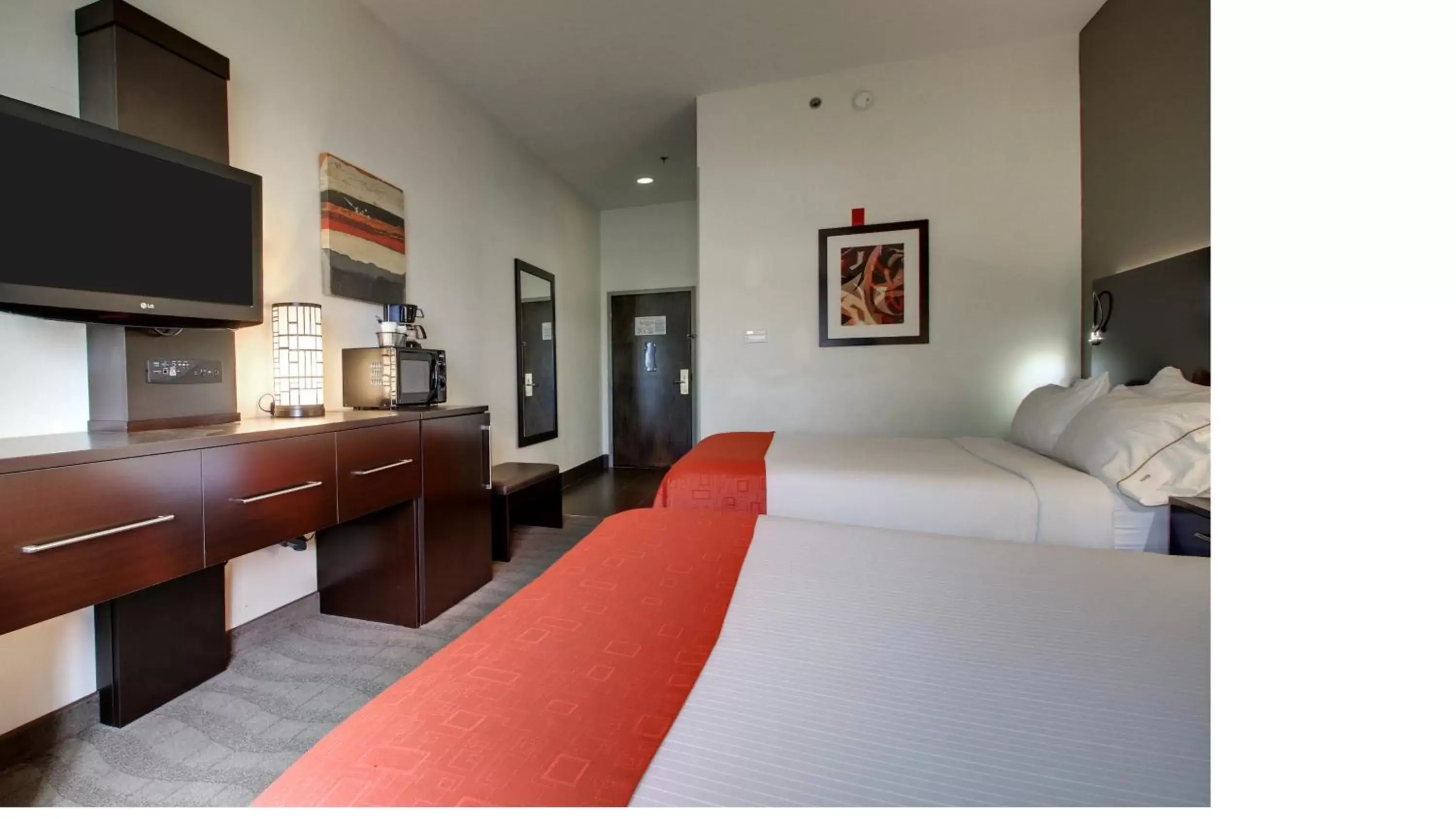 Photo of the whole room, Bed in Holiday Inn Express Hotel & Suites Meridian, an IHG Hotel