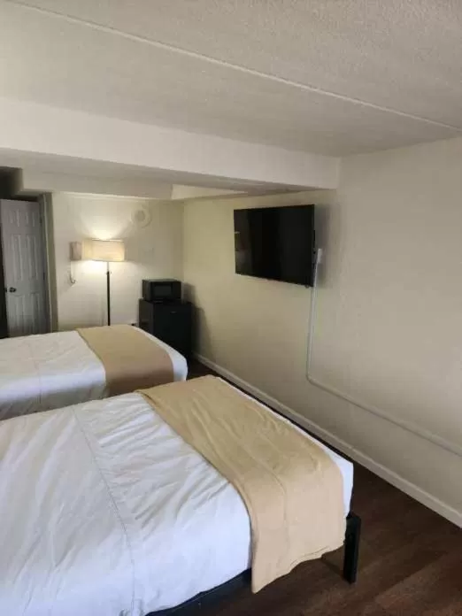 Bed in Yankee Clipper Resort Motel