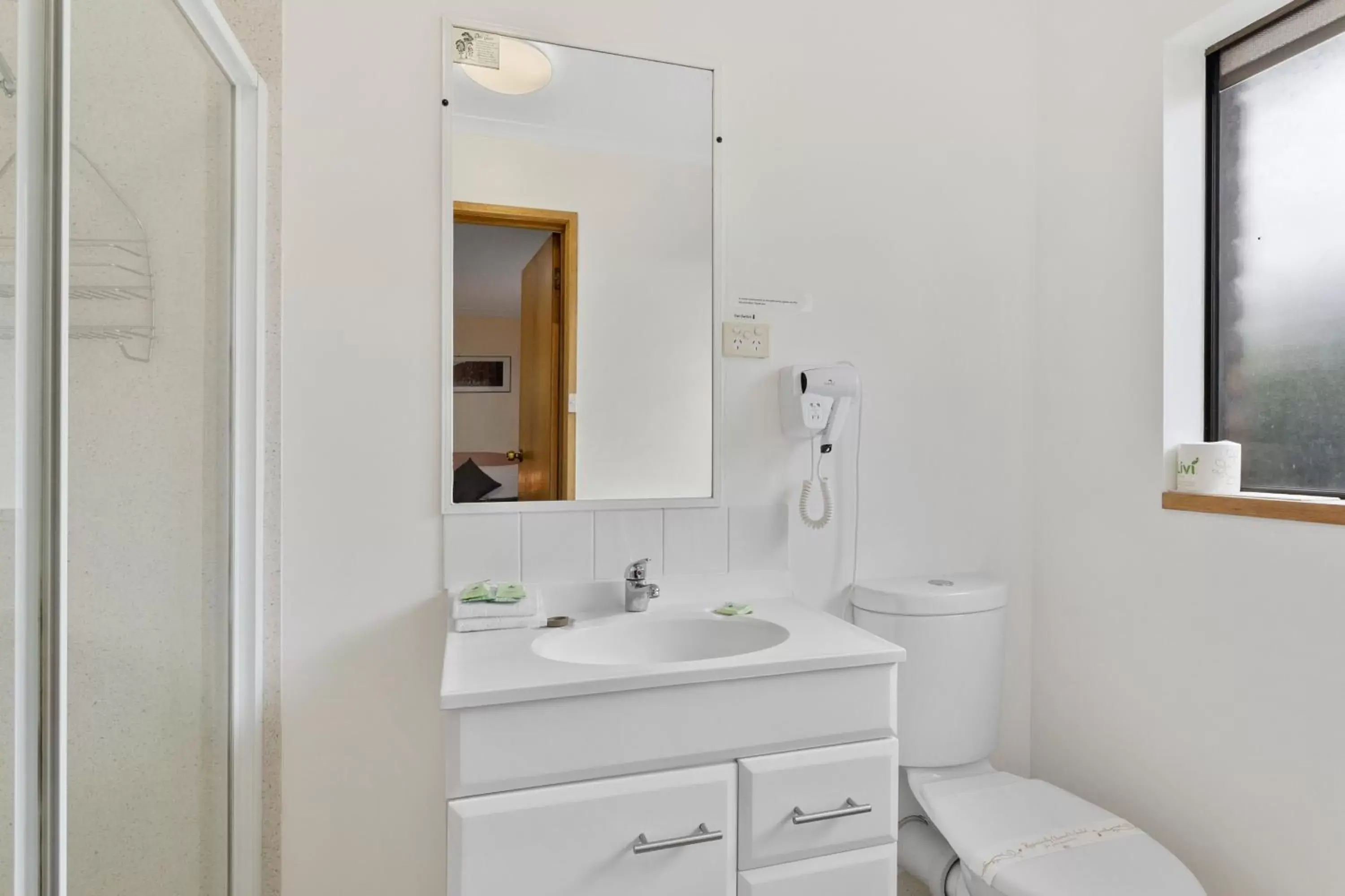 Shower, Bathroom in Martin Cash Motel