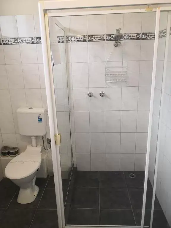 Bathroom in Dandenong Motel