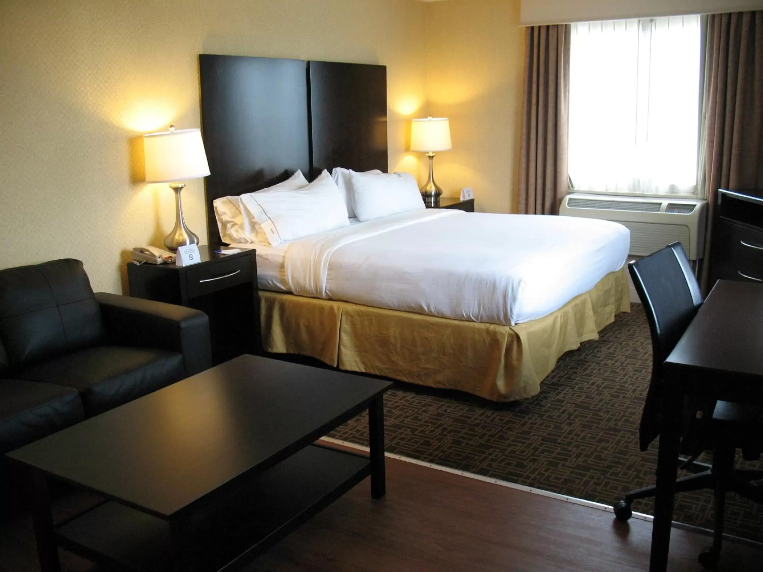 Bedroom, Bed in Holiday Inn Express Philadelphia Penn's Landing, an IHG Hotel