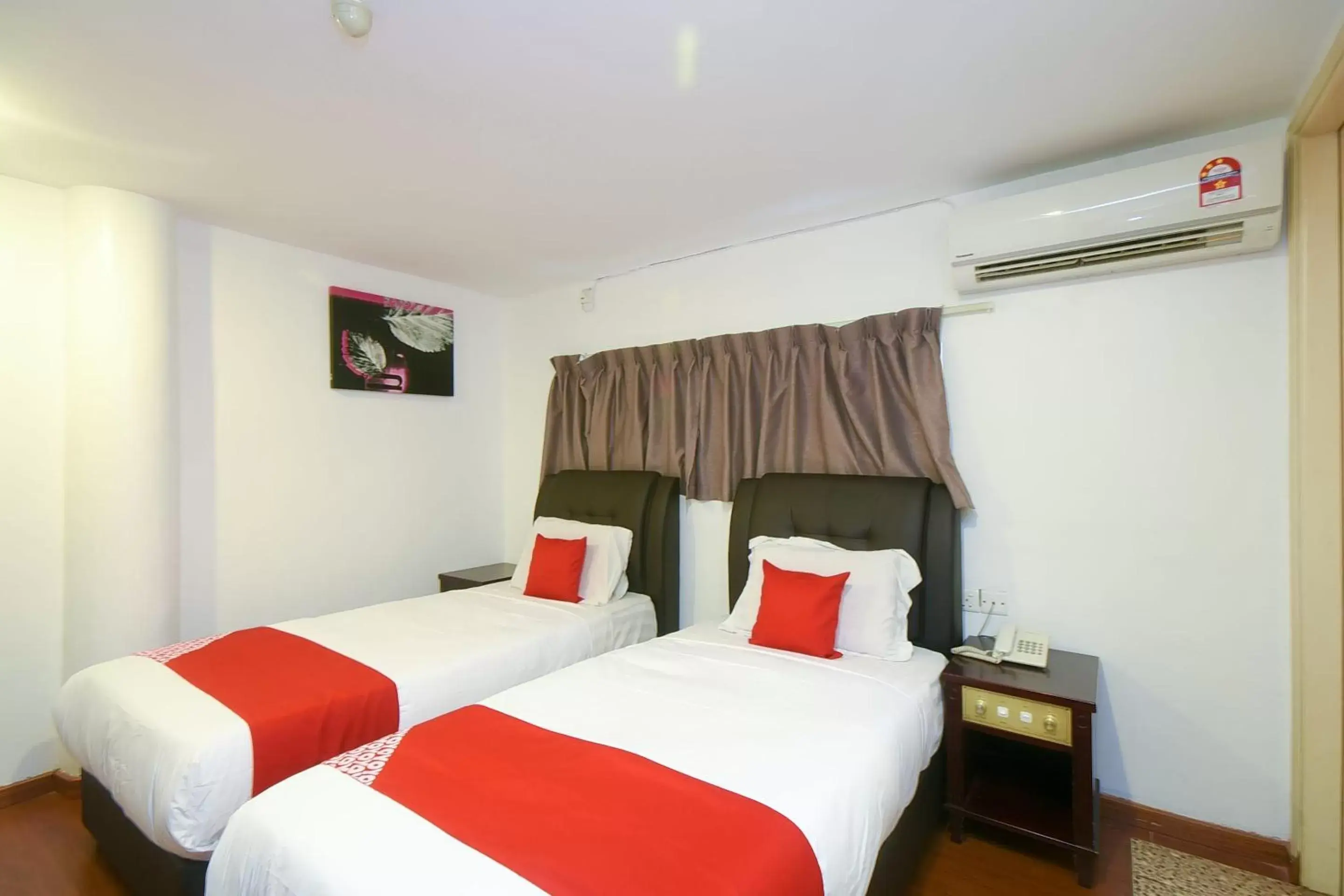 Bedroom, Bed in Super OYO 976 Dragon Inn