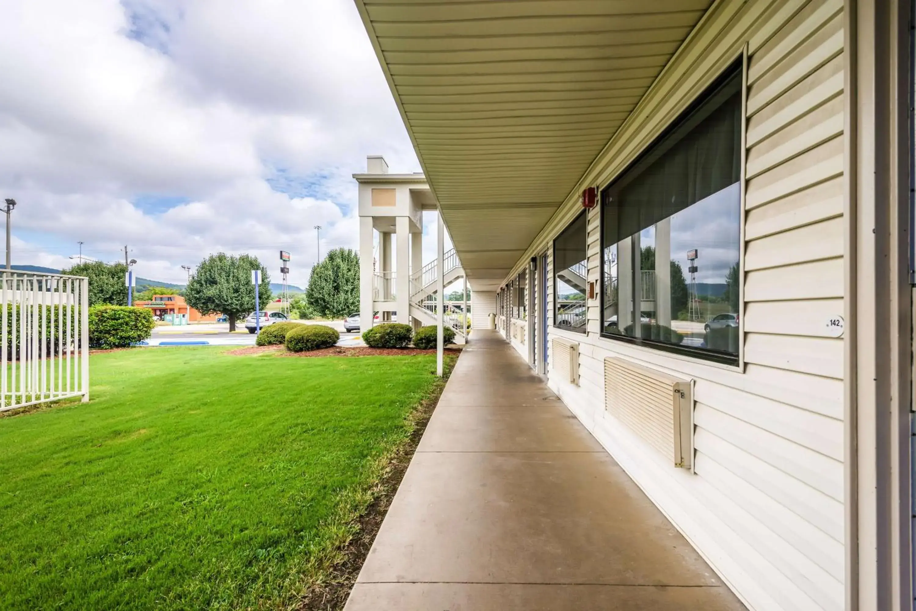 Property building in Motel 6-Anniston, AL