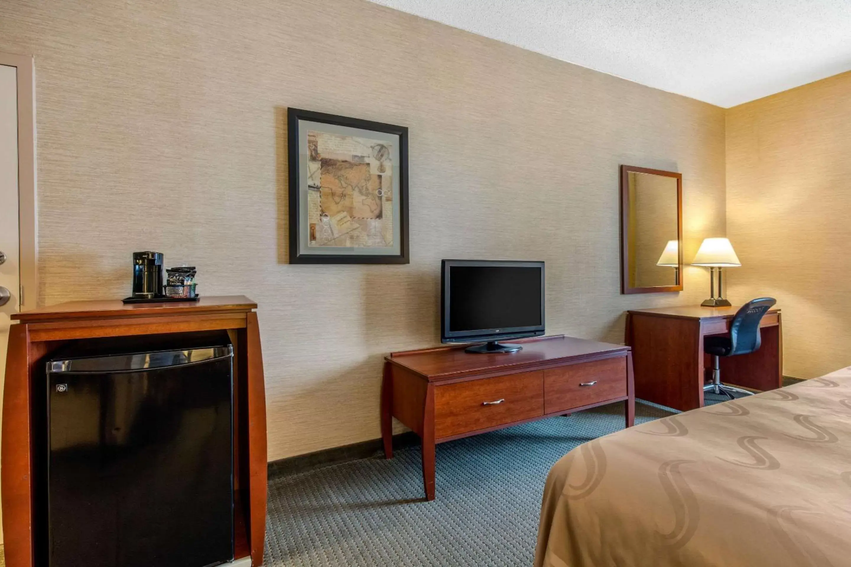 Photo of the whole room, TV/Entertainment Center in Quality Inn & Suites Benton - Draffenville