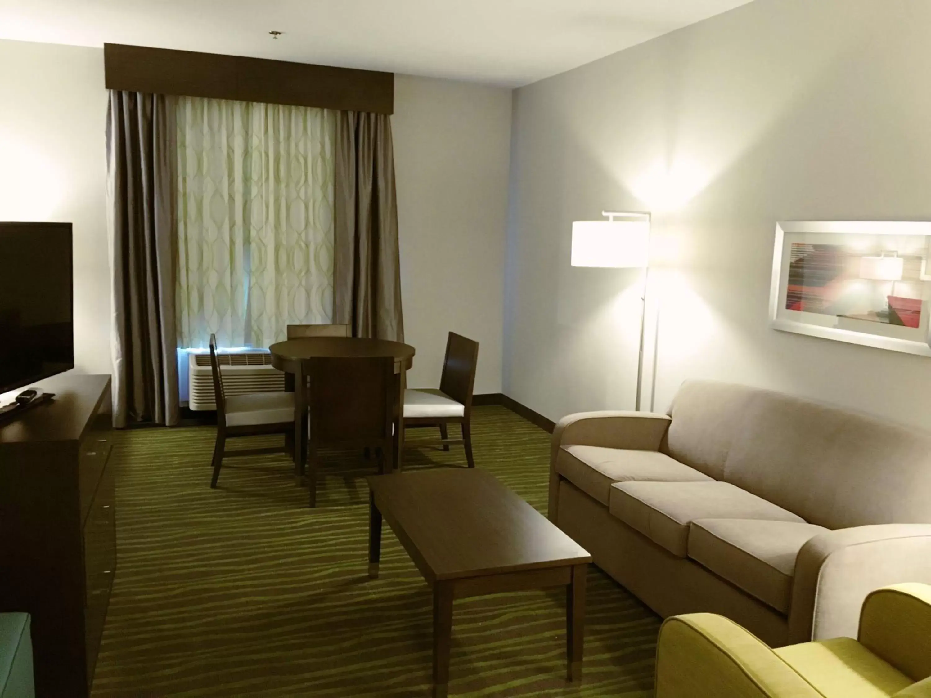 Photo of the whole room, Seating Area in Best Western Plus Prien Lake-Lake Charles