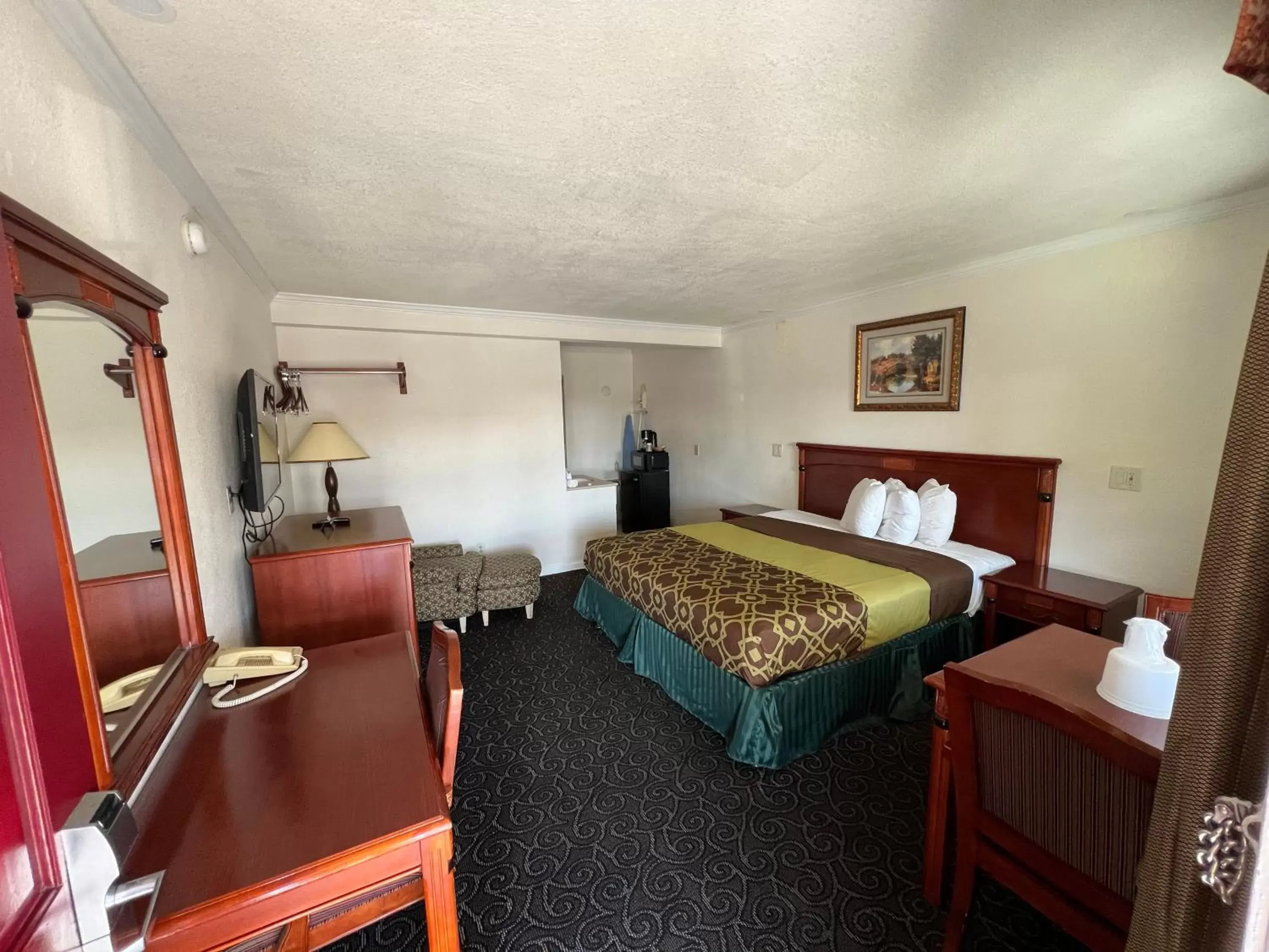 Bedroom in Americas Best Value Inn Hanford