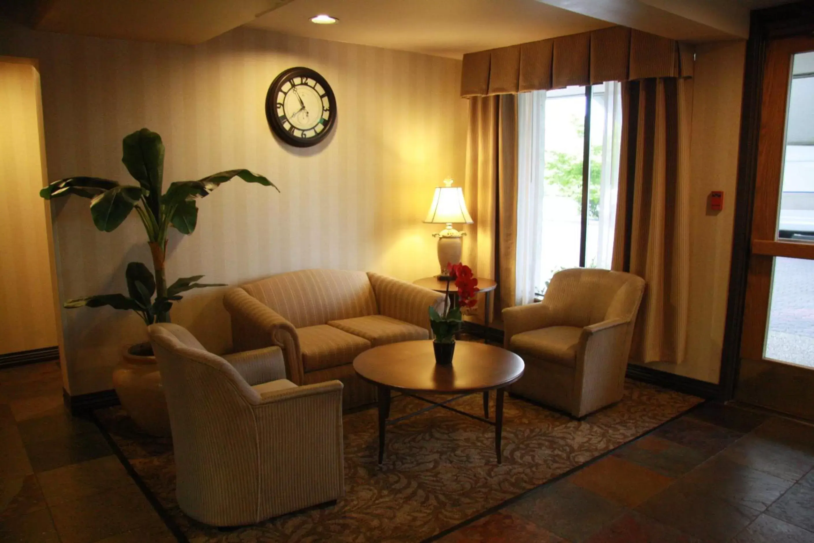 Lobby or reception, Seating Area in Baymont by Wyndham Seattle/Kirkland WA