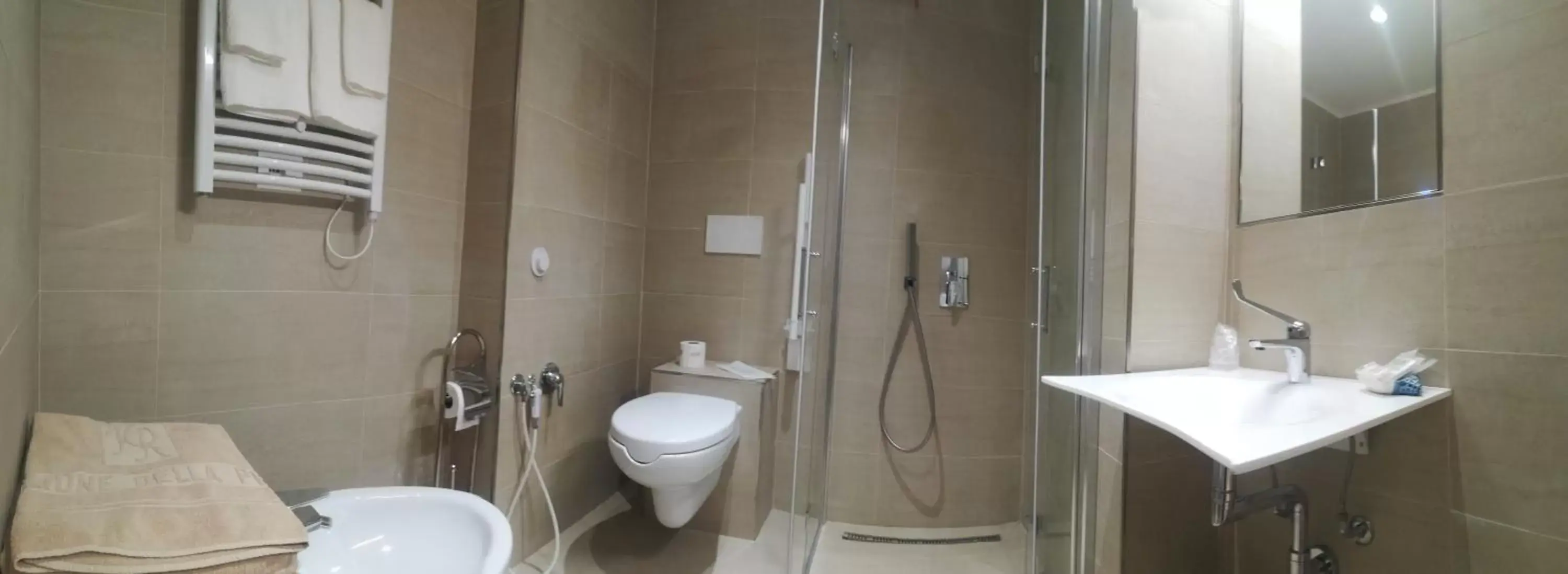 Shower, Bathroom in Roma Hotel