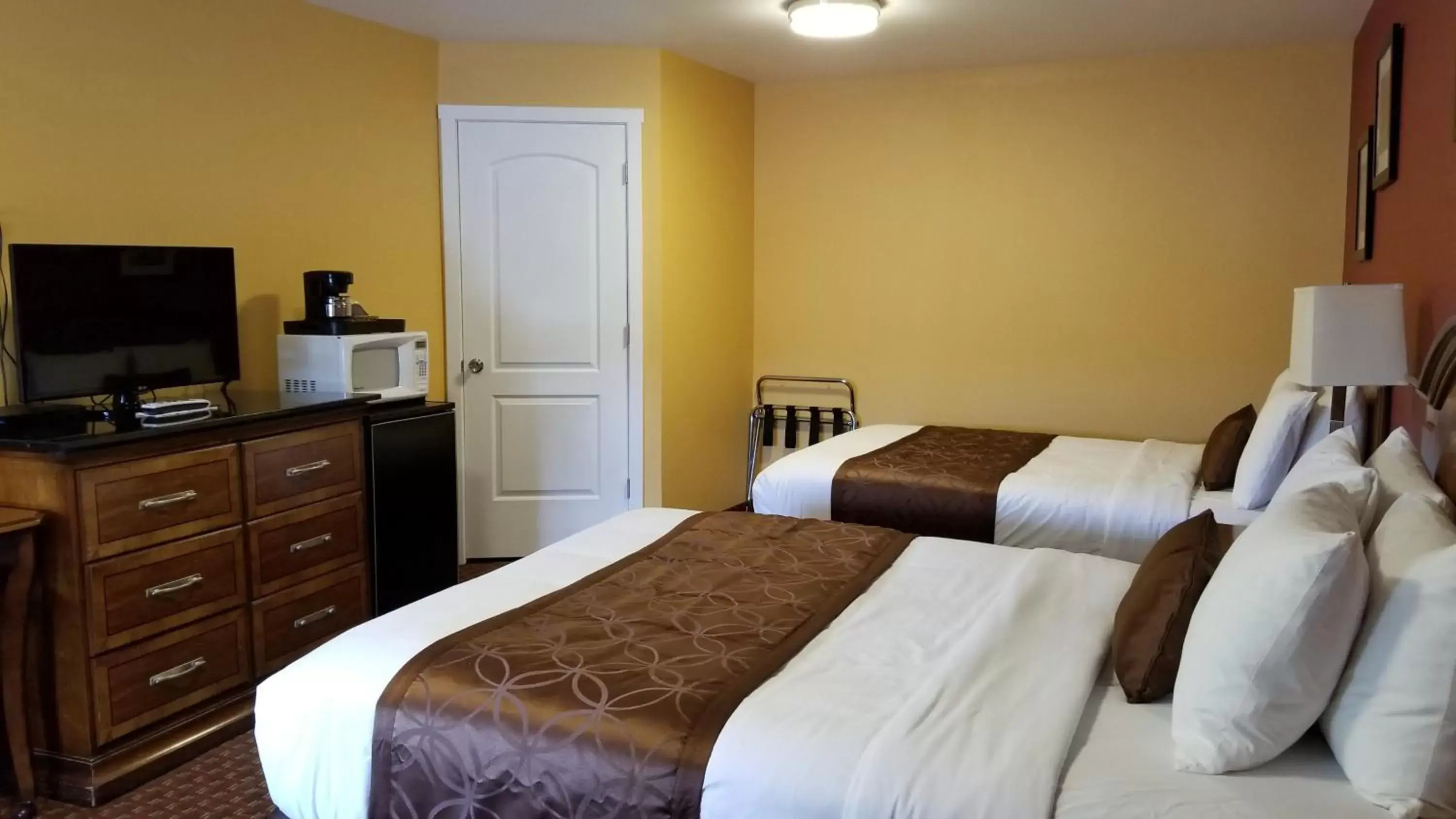 Photo of the whole room, Bed in Forks Motel