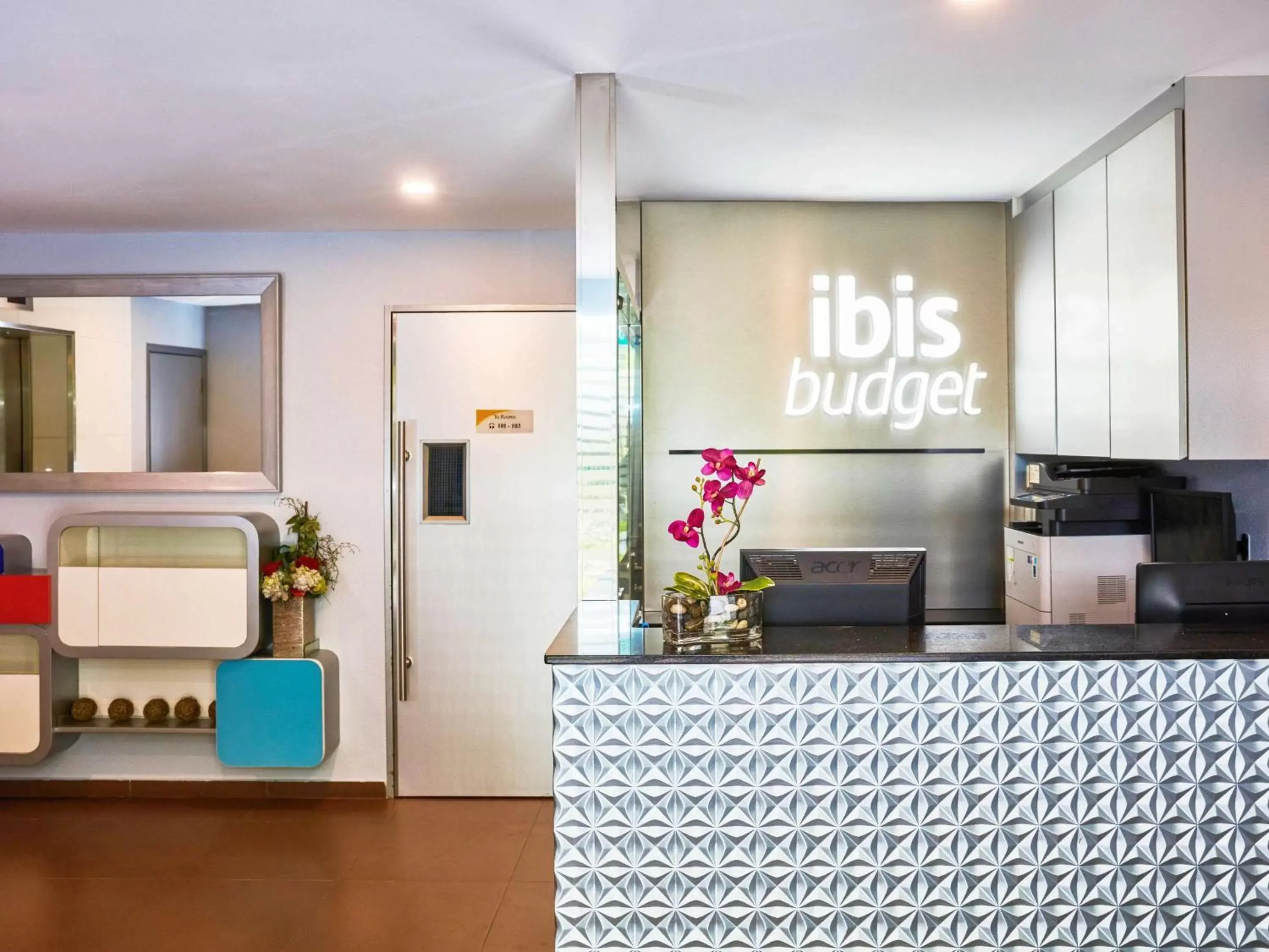 Property building, Kitchen/Kitchenette in ibis budget Singapore Mount Faber