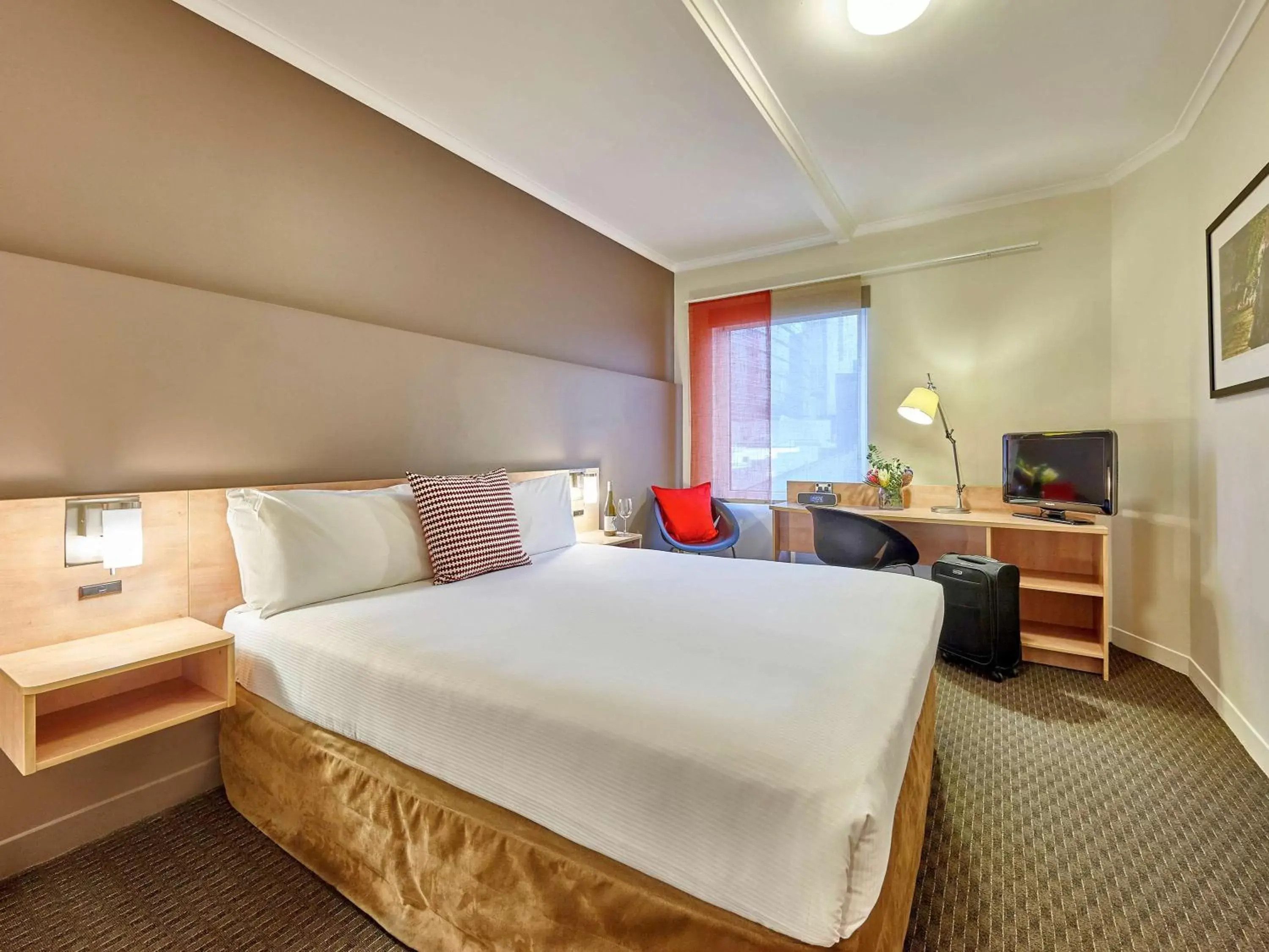 Photo of the whole room, Bed in ibis Perth