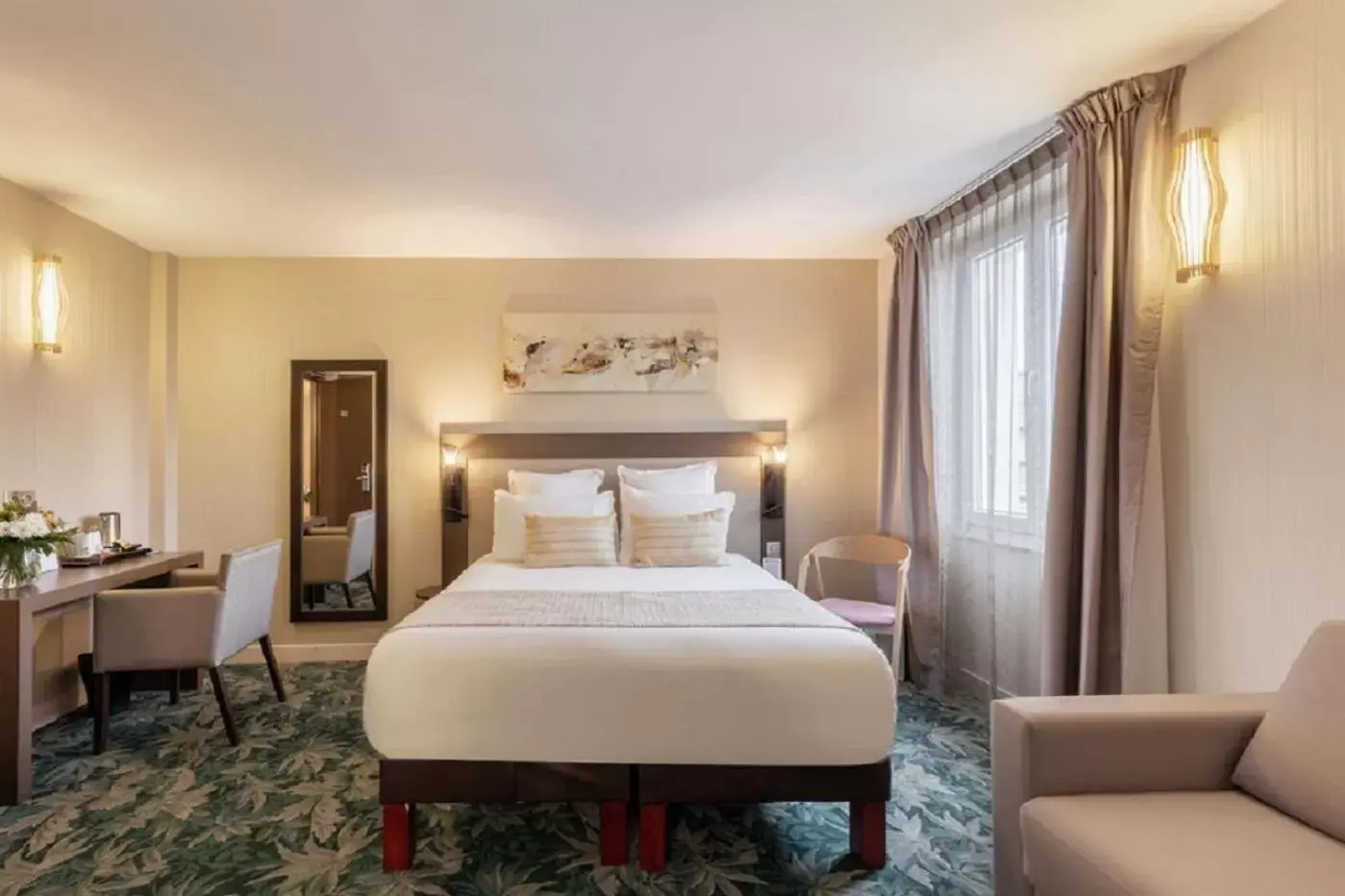 Executive Queen Room in Best Western Plus Hôtel Belfort Centre Gare Executive Queen Room in Best Western Plus Hôtel Belfort Centre Gare