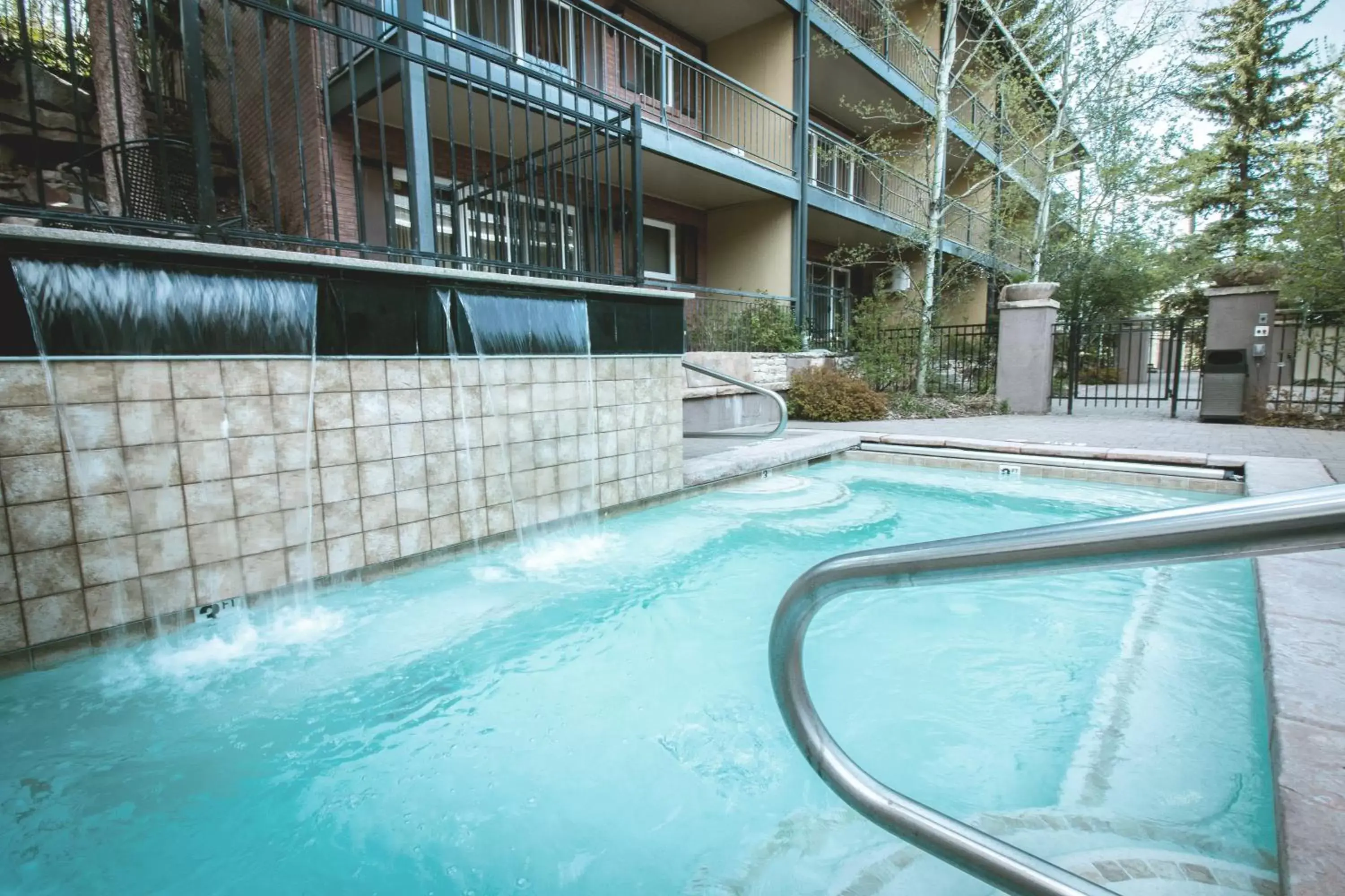 Hot Tub, Swimming Pool in Treasure Mountain Inn