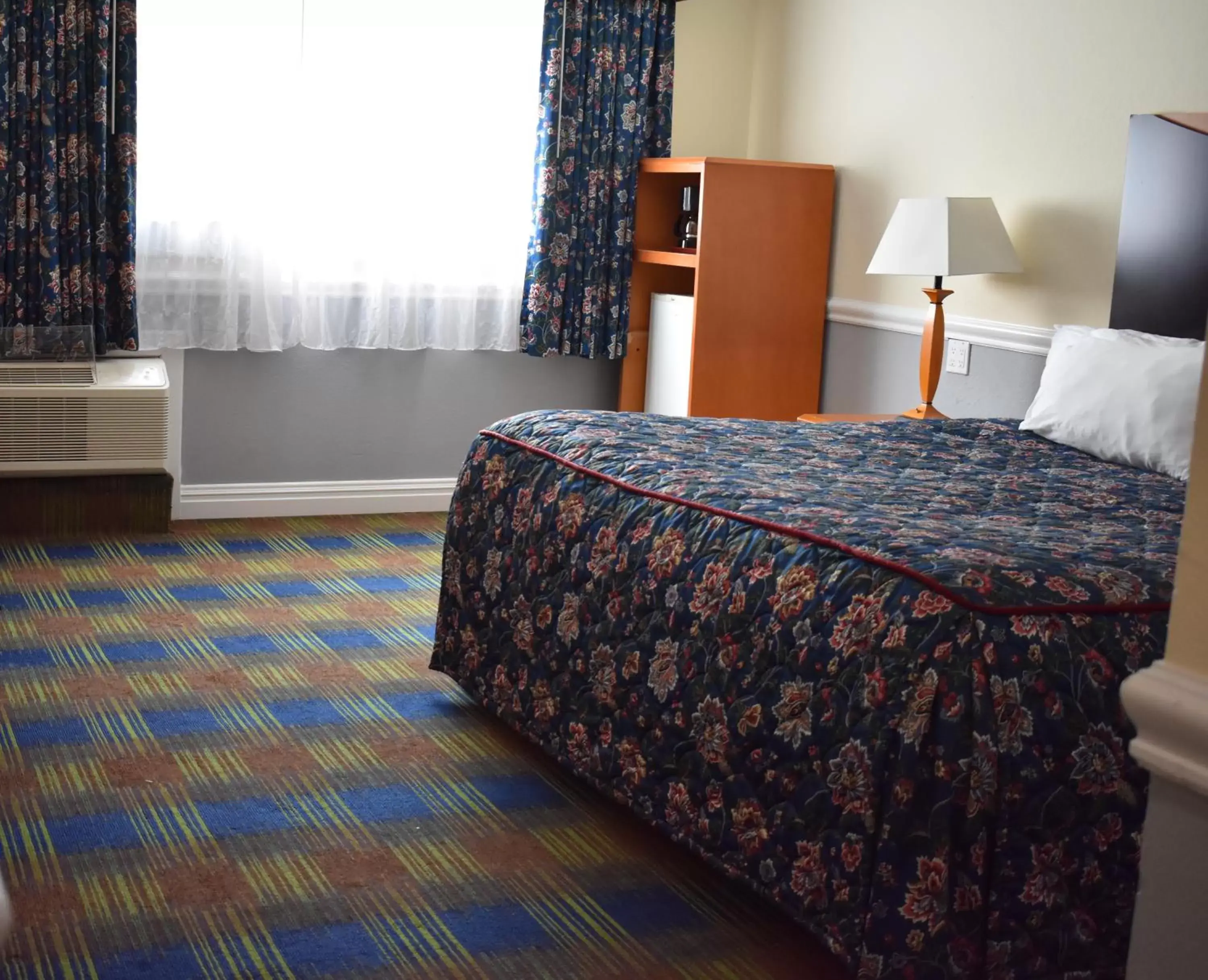 Bedroom, Bed in East Norwich Inn Bedroom, Bed in East Norwich Inn