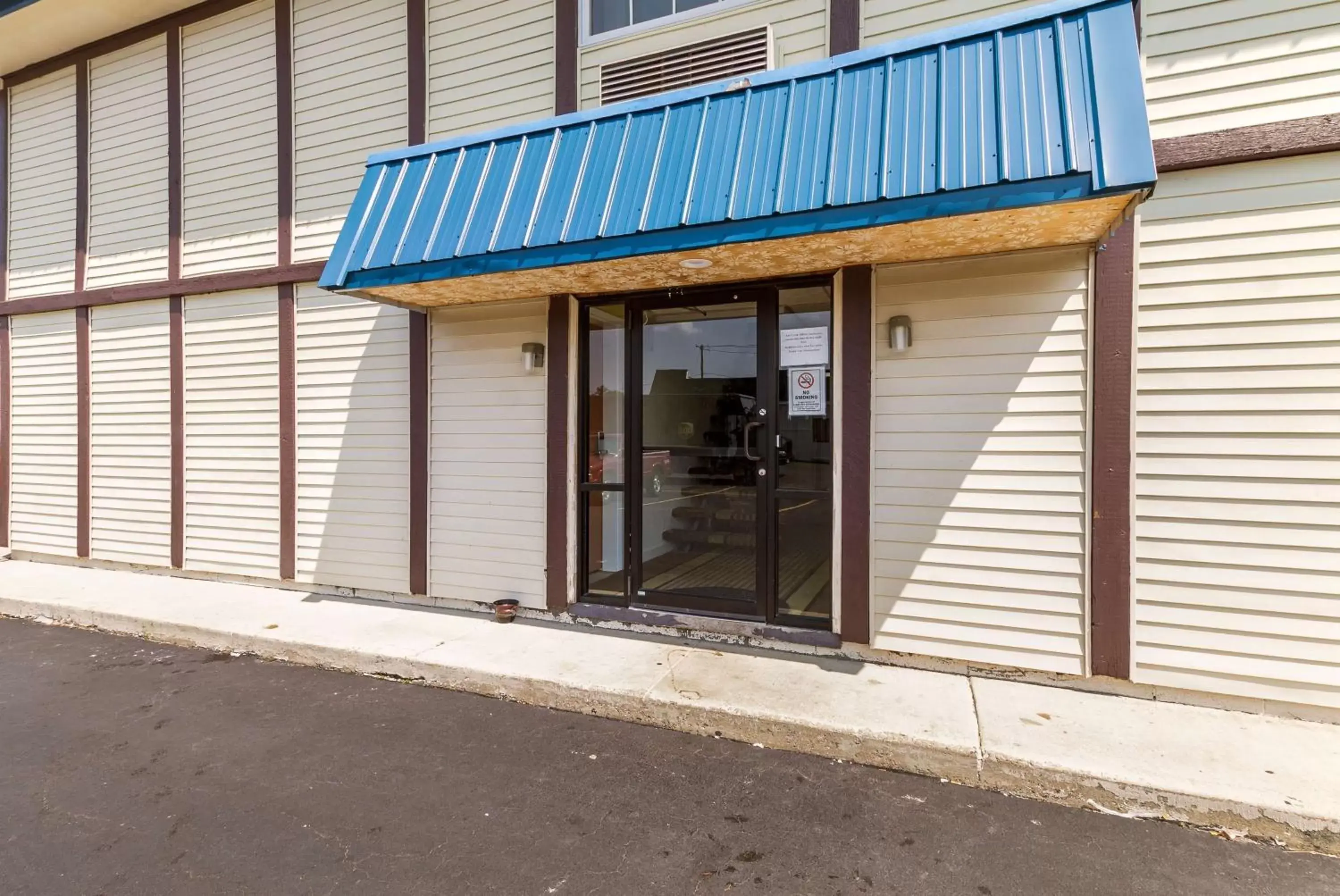 Property building in Motel 6-Rossford, OH