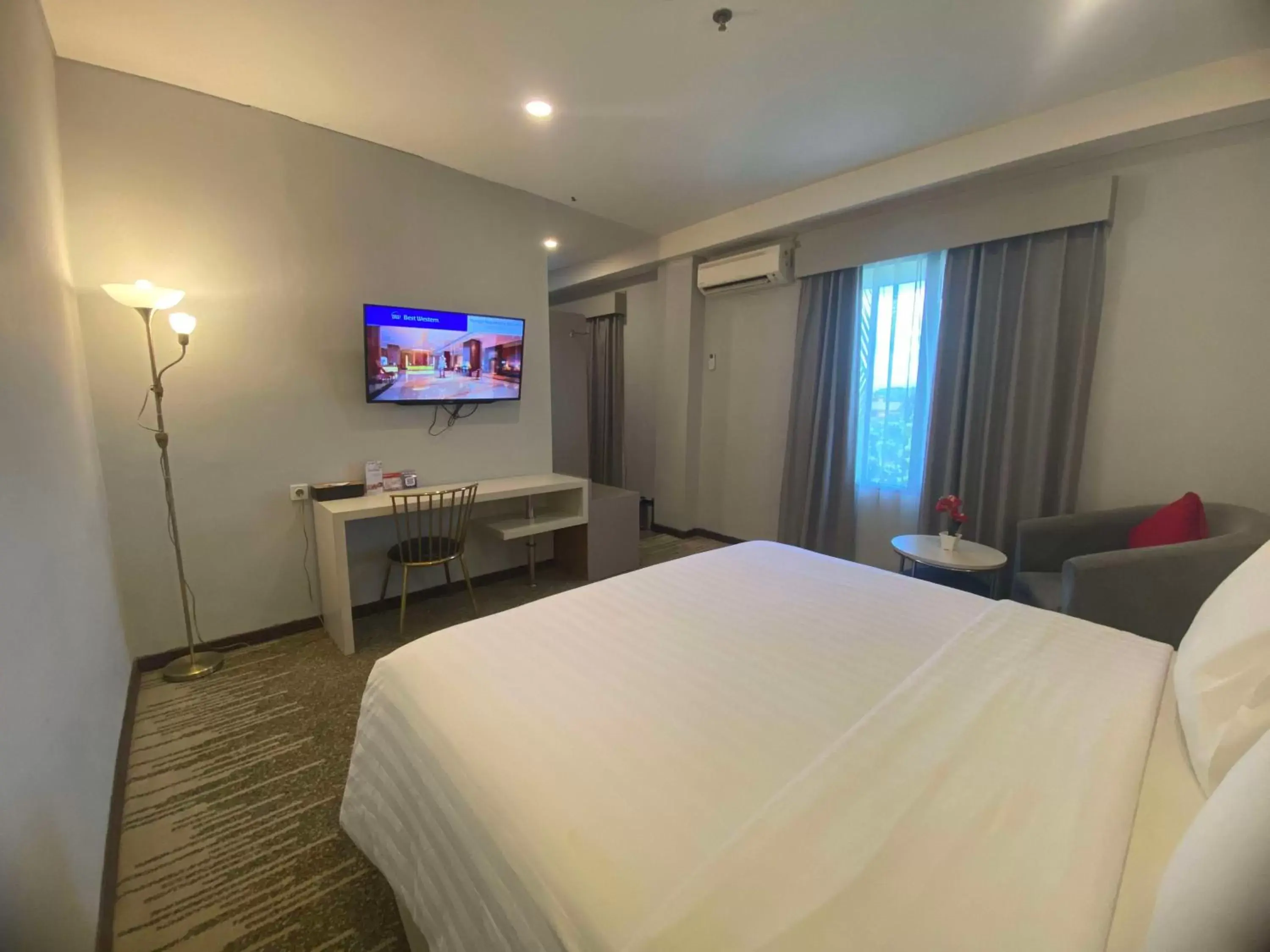 Bedroom, TV/Entertainment Center in Best Western Batang Garing