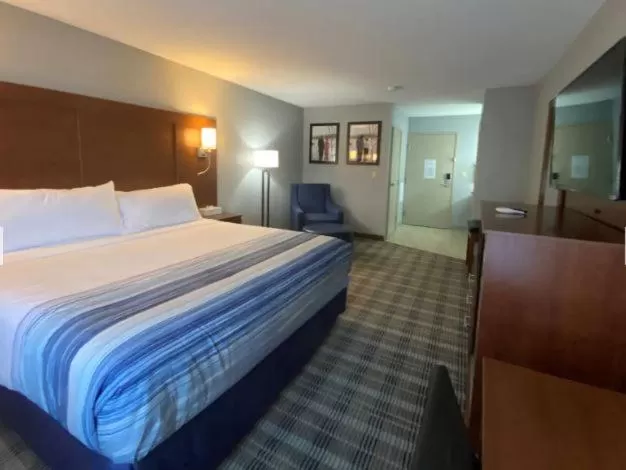 King Room with Mobility Access and Bathtub with Grab Bars, Non-Smoking in AmericInn by Wyndham Williamsburg