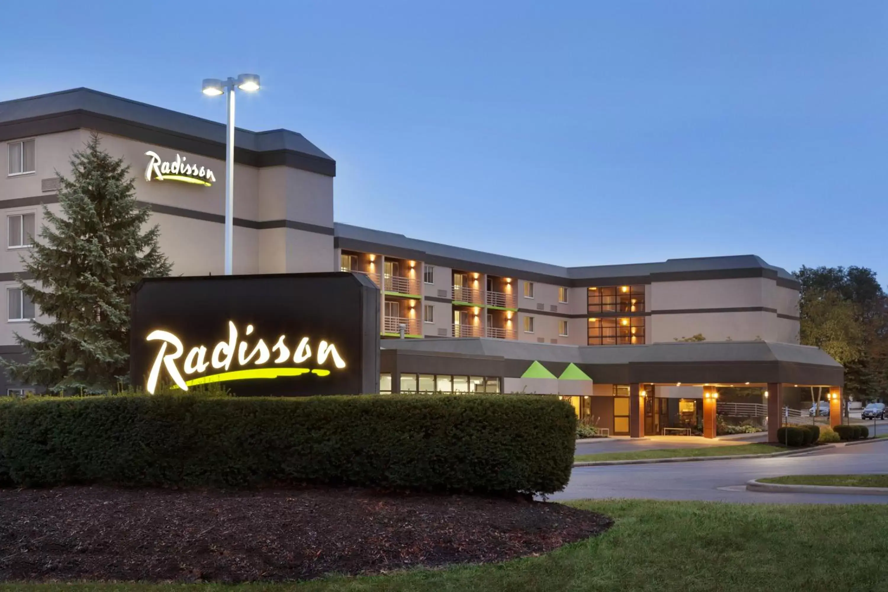 Facade/entrance in Radisson Akron-Fairlawn Copley Facade/entrance in Radisson Akron-Fairlawn Copley