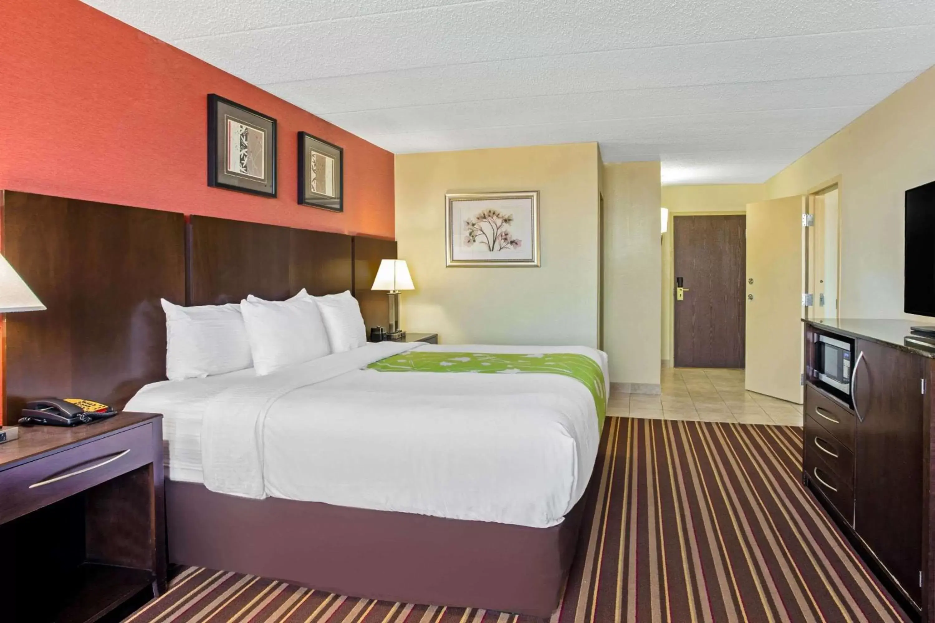 1 King Bed, One-Bedroom, Deluxe Suite, River View, Non-Smoking  in La Quinta by Wyndham Salisbury