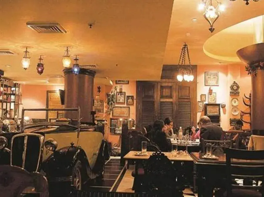 Restaurant/Places to Eat in Savoy Suites Noida
