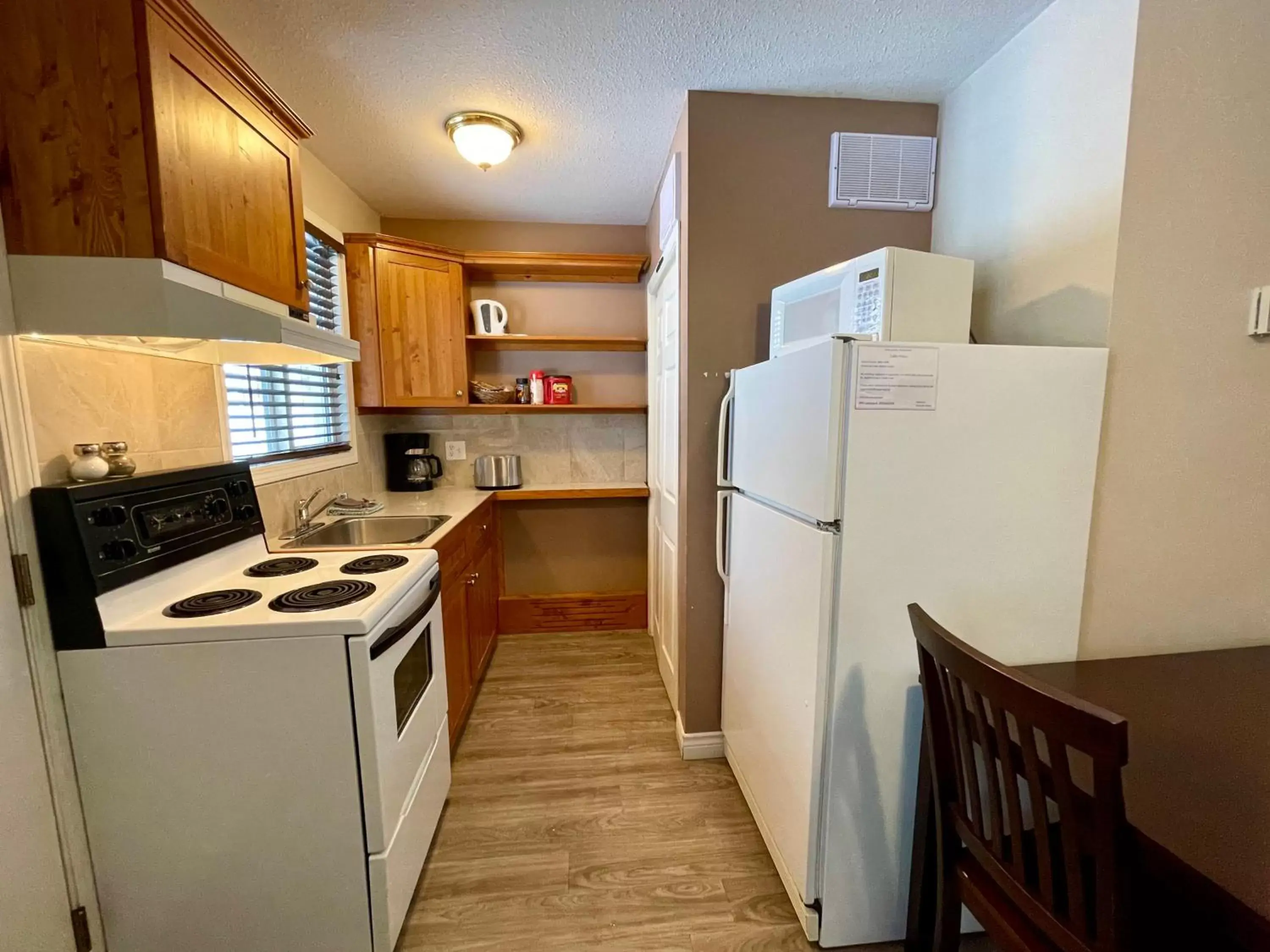 Kitchen/Kitchenette in Brookside Motel