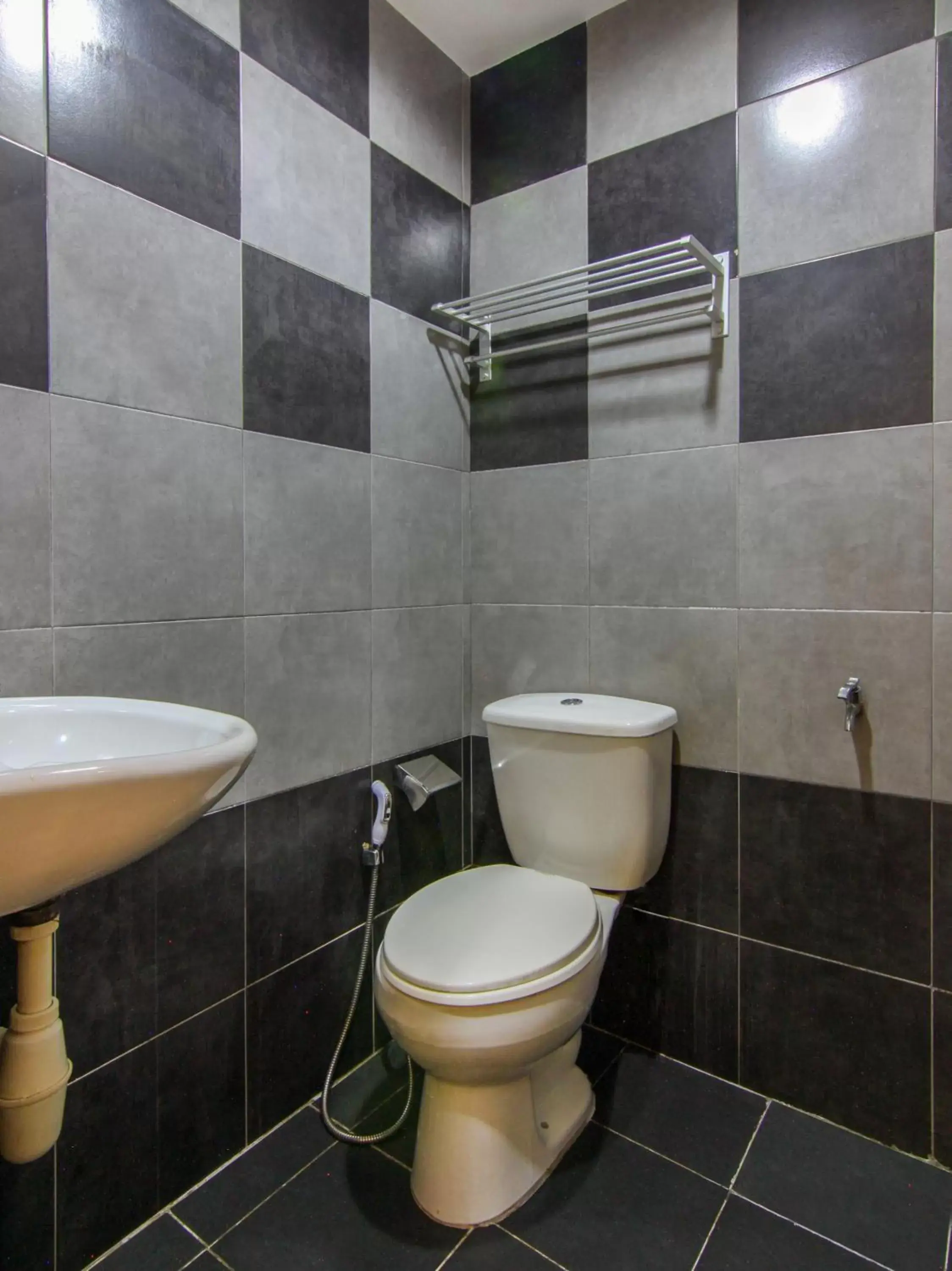 Bathroom in Super OYO 43930 Hotel Esplanade