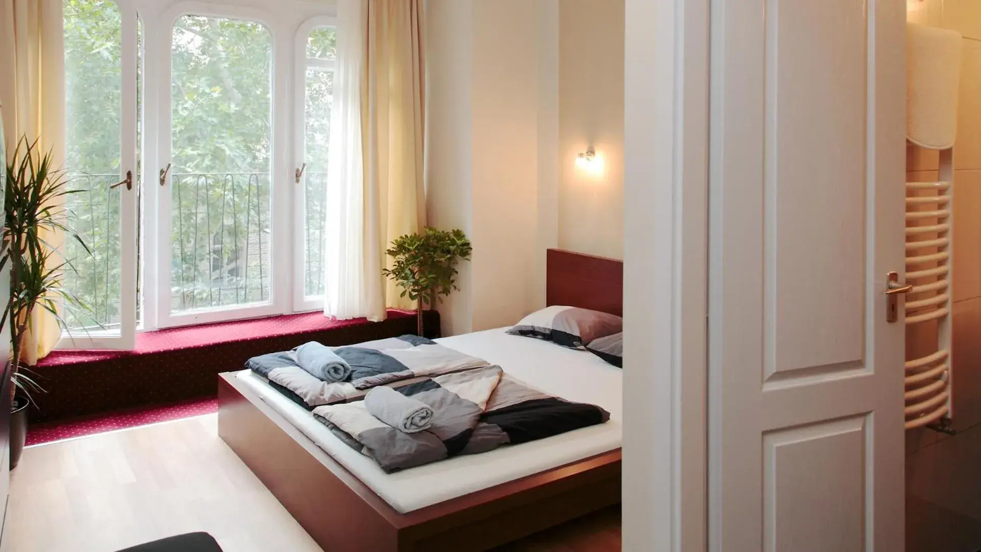 Bedroom, Bed in Maverick Hostel & Ensuites
