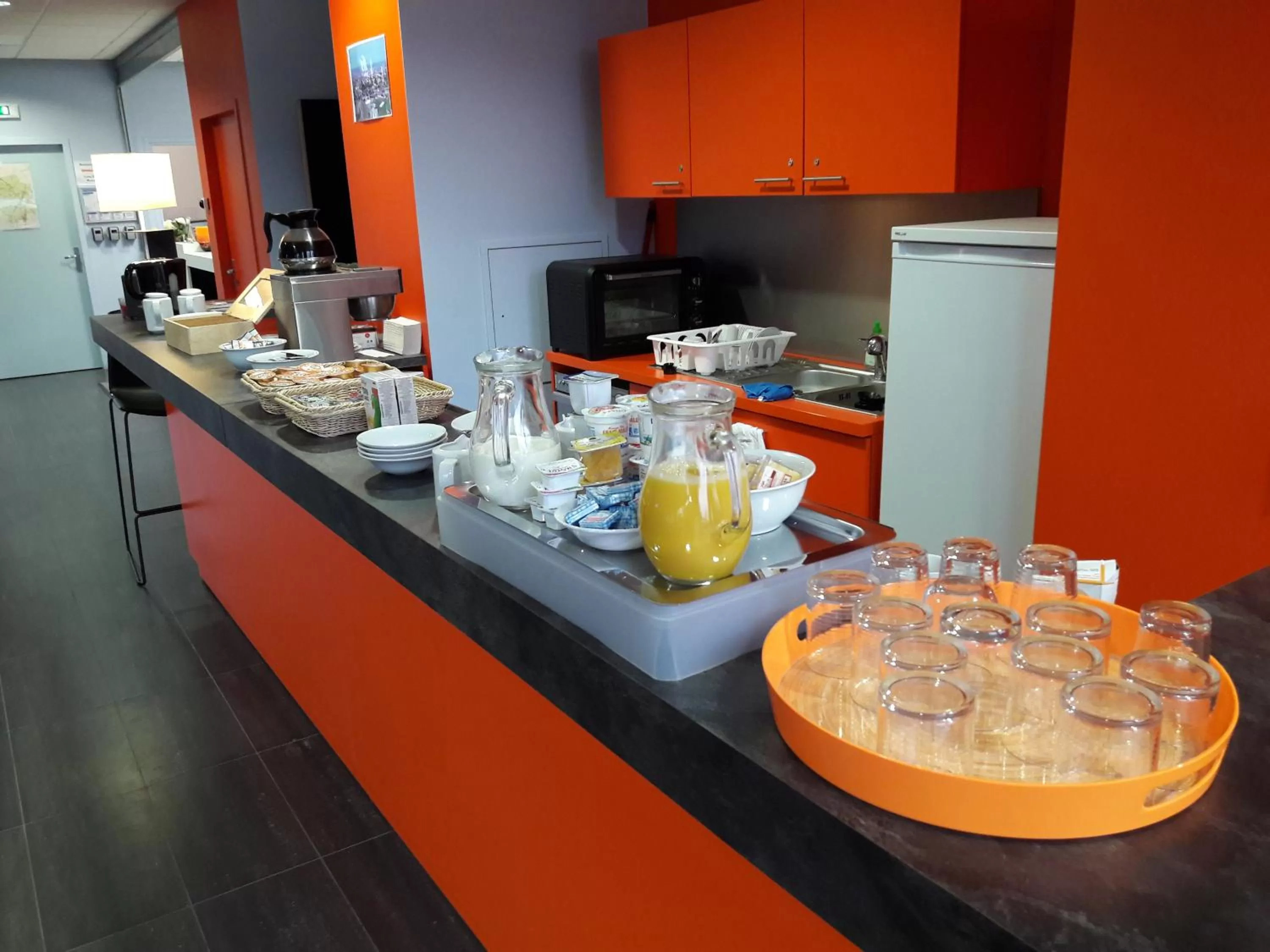 Food and drinks in Adonis Dijon Maison Internationale