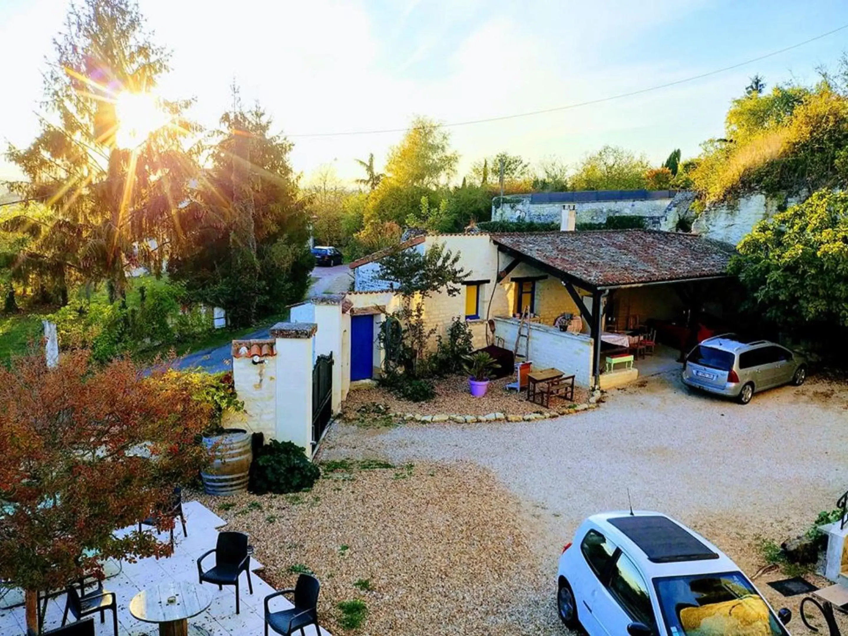 Inner courtyard view in Manoir Le Cristal - Futuroscope a petit prix , grandes chambres familiales 5-6 personnes ,