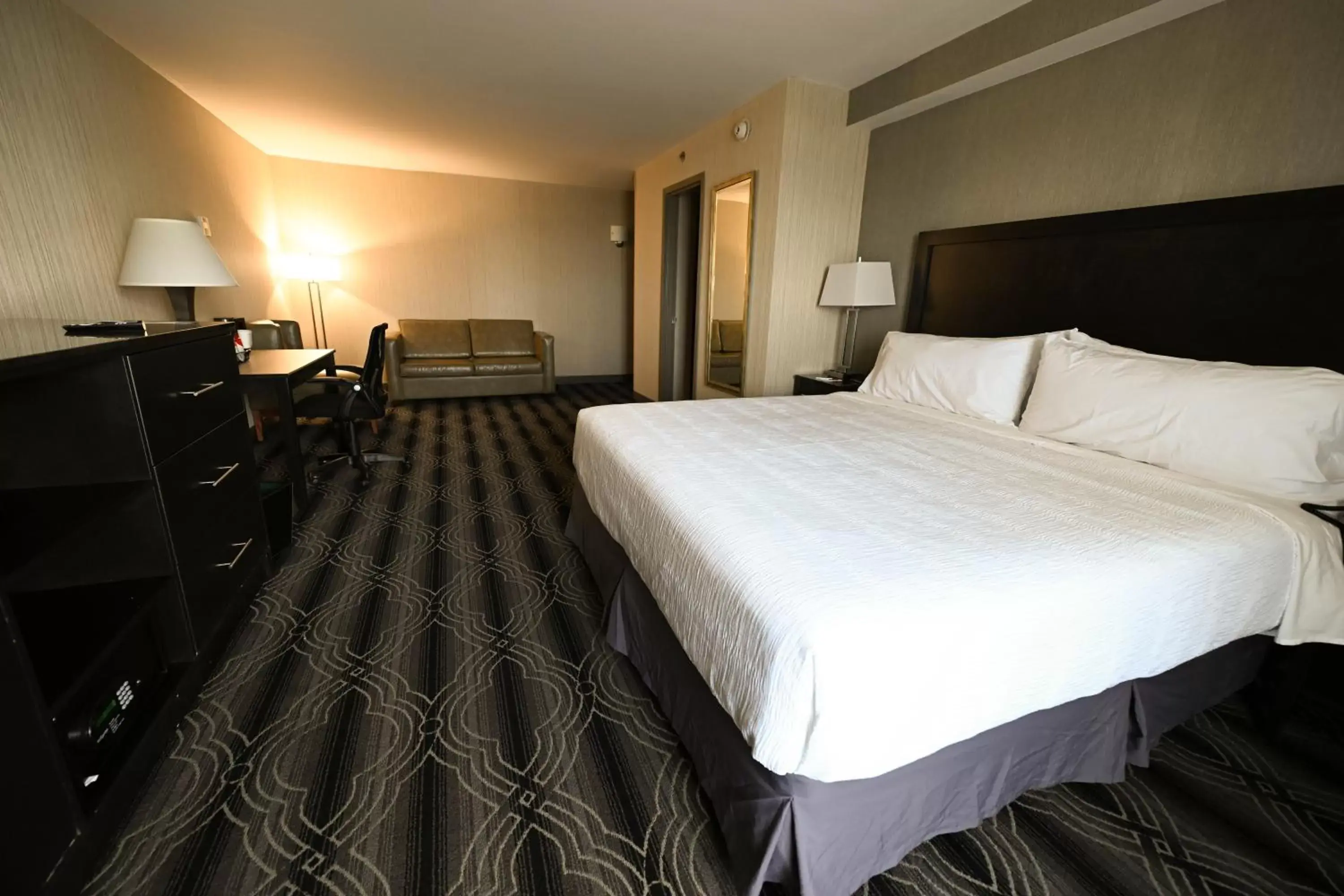 Bedroom, Bed in Grand Resort Hotel - Mt Laurel - Philadelphia