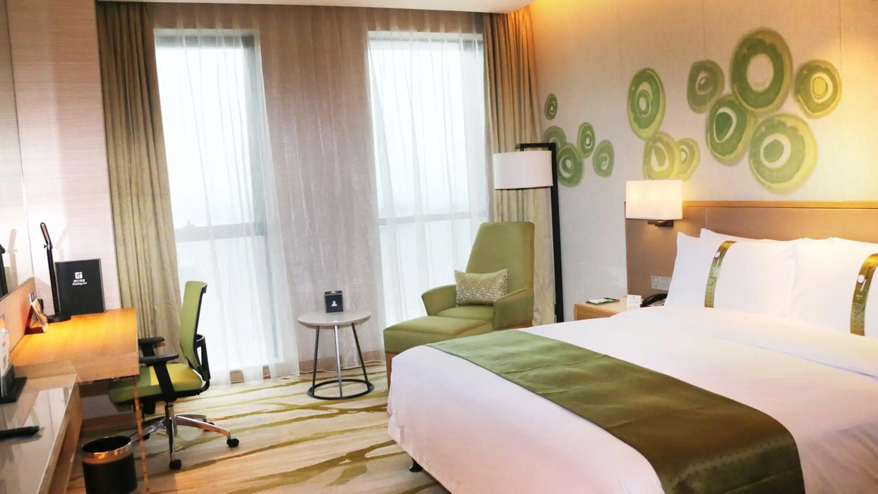 Photo of the whole room, Bed in Holiday Inn Chengdu Qinhuang, an IHG Hotel