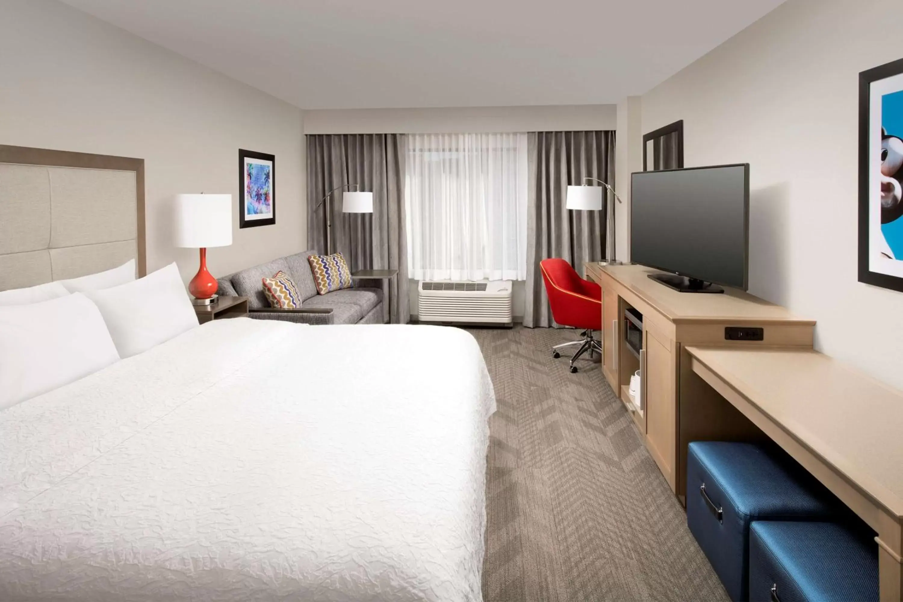 Bedroom, TV/Entertainment Center in Hampton Inn & Suites Anaheim Garden Grove