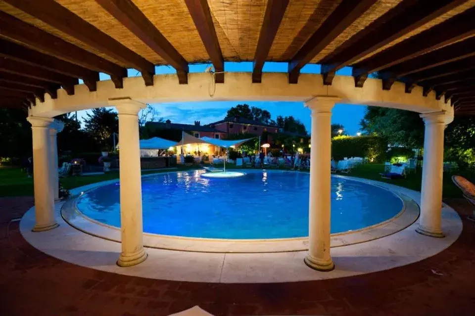 Swimming Pool in Hotel Relais