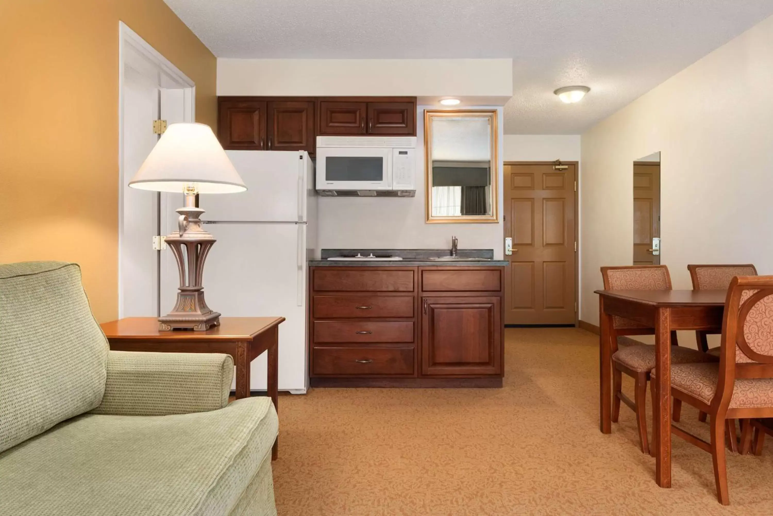 Photo of the whole room, Kitchen/Kitchenette in Country Inn & Suites by Radisson, Mankato Hotel and Conference Center, MN