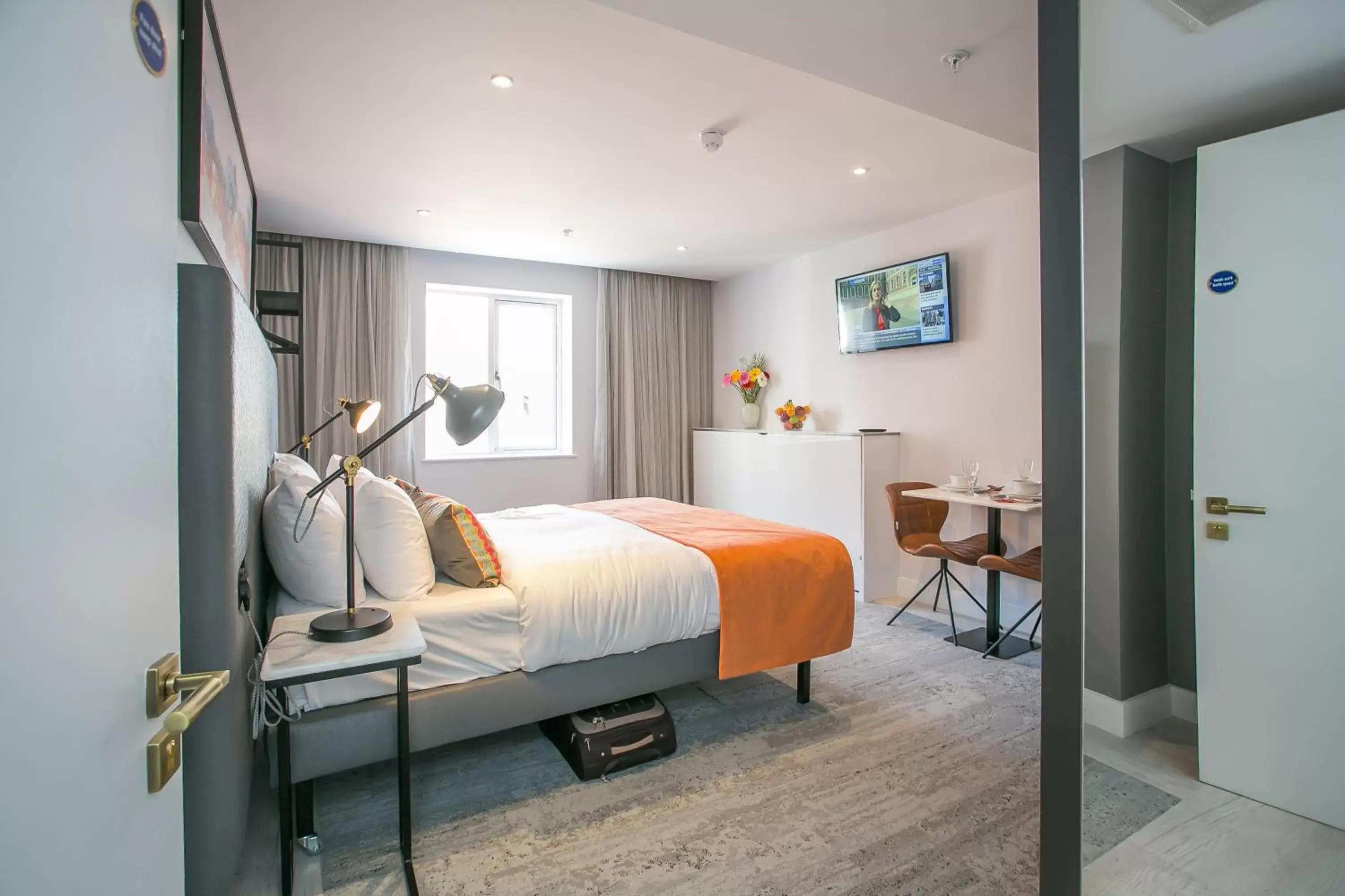 Bed in Grafton Street Studios by City Break Apartments