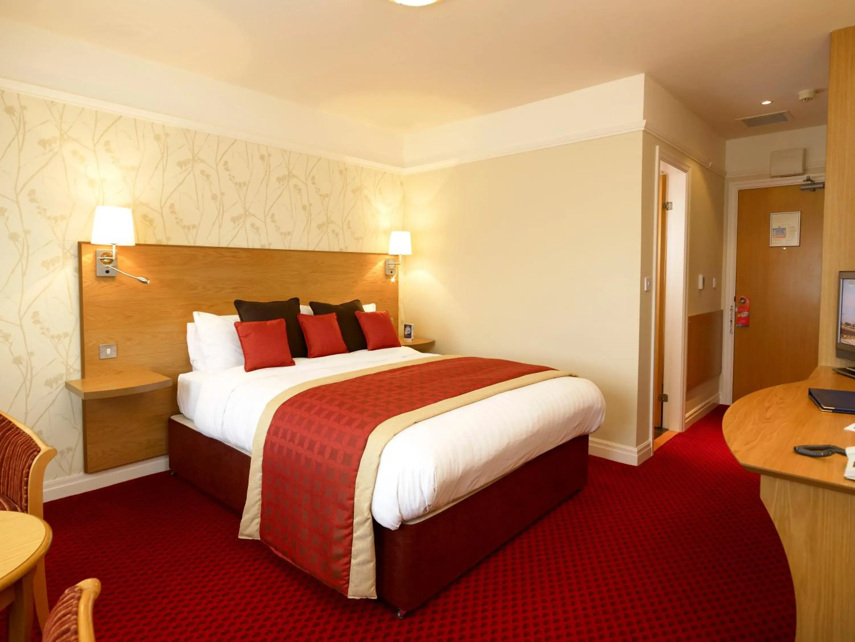 Bed in Best Western Plus Milford Hotel