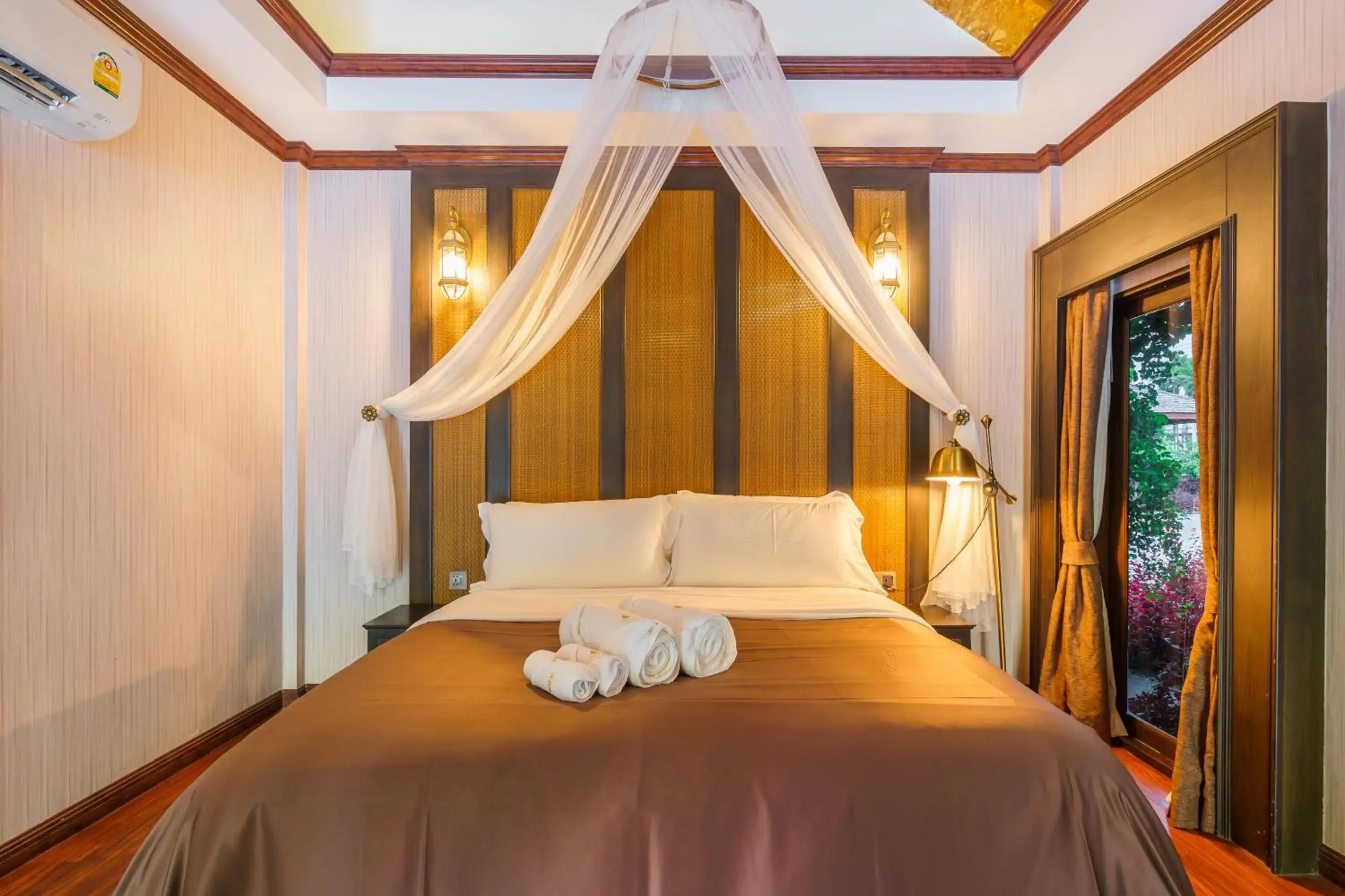 Bed in Khum Damnoen Resort