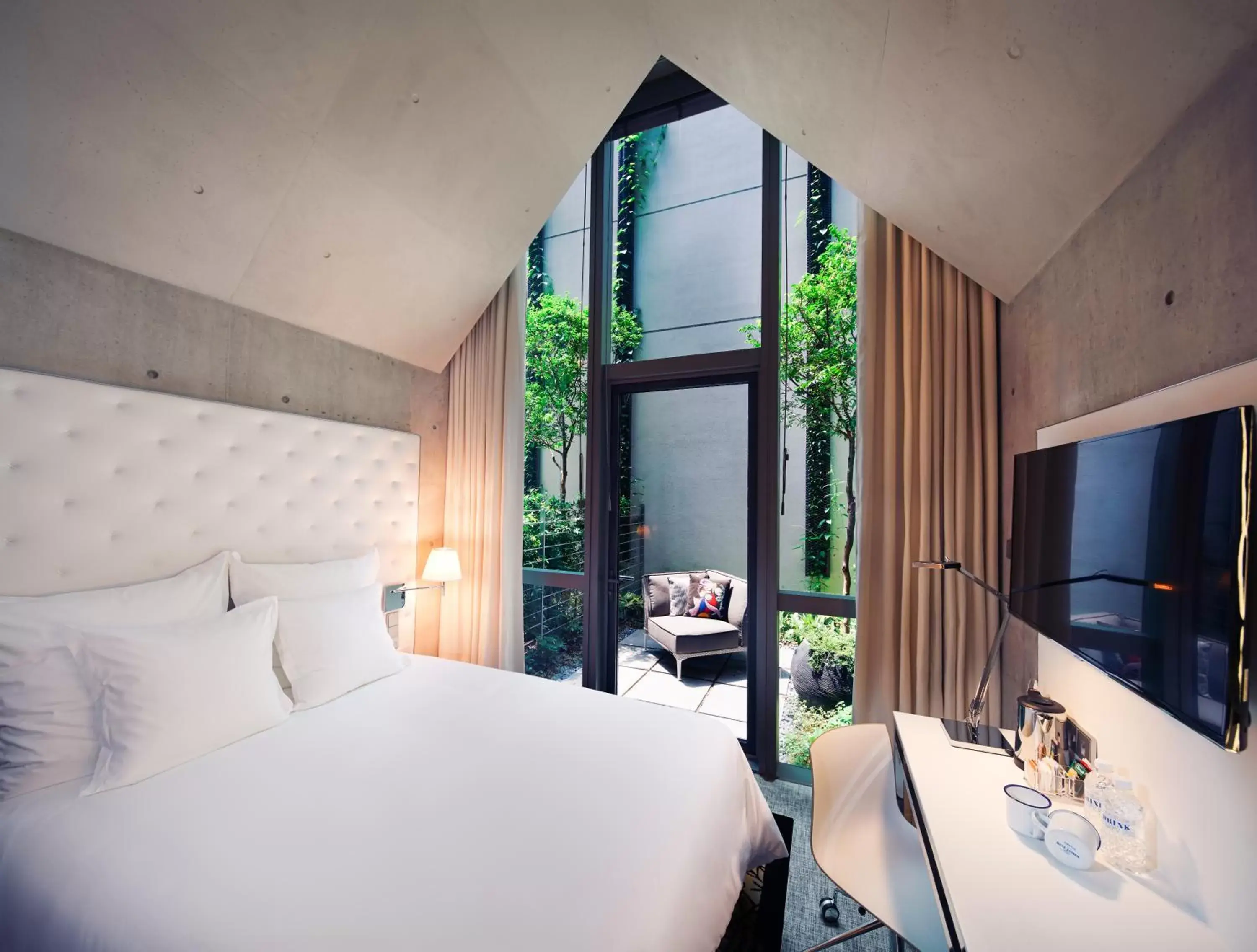 Photo of the whole room, Bed in M Social Singapore