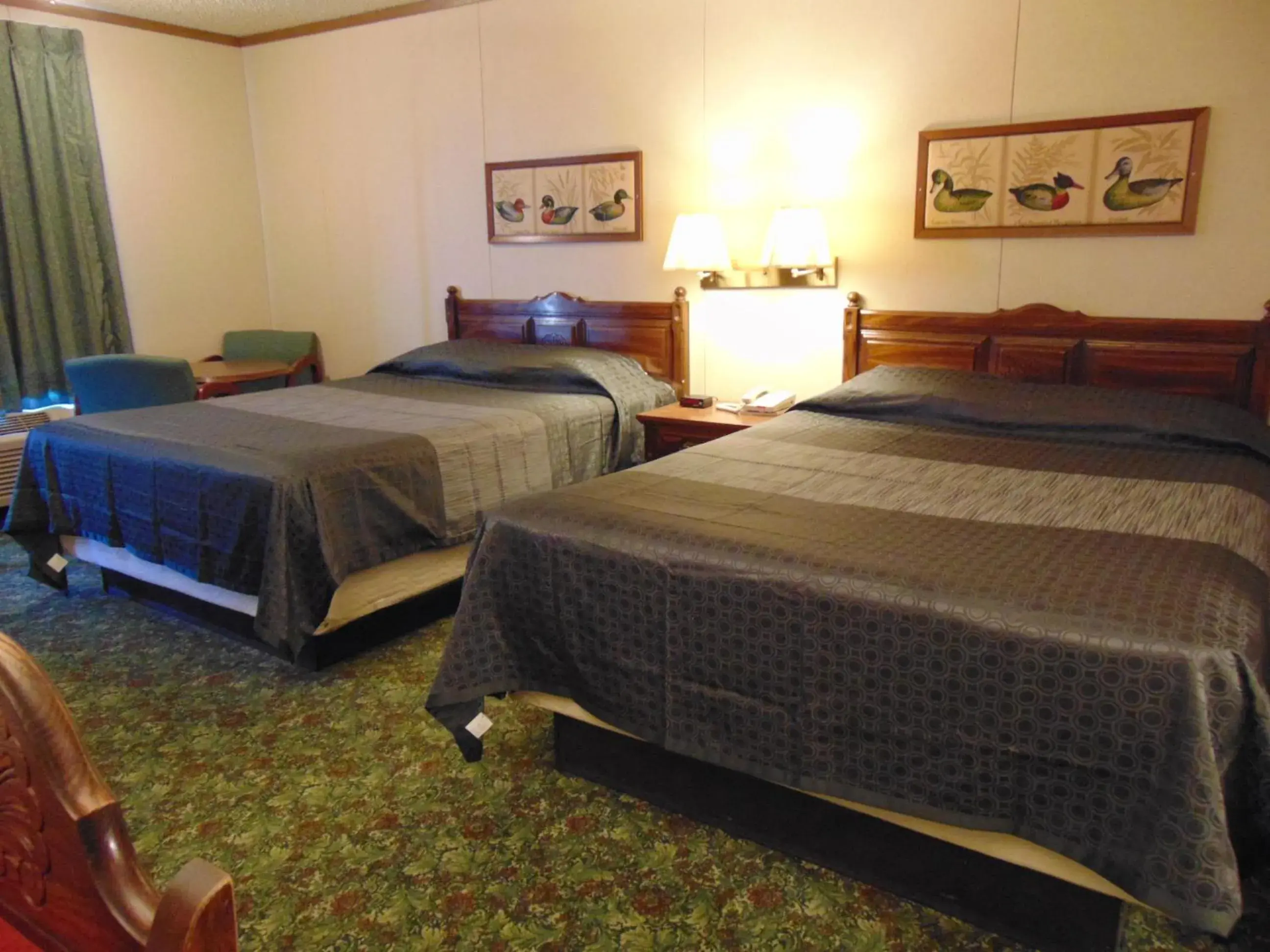 Bed in Heritage House Inn